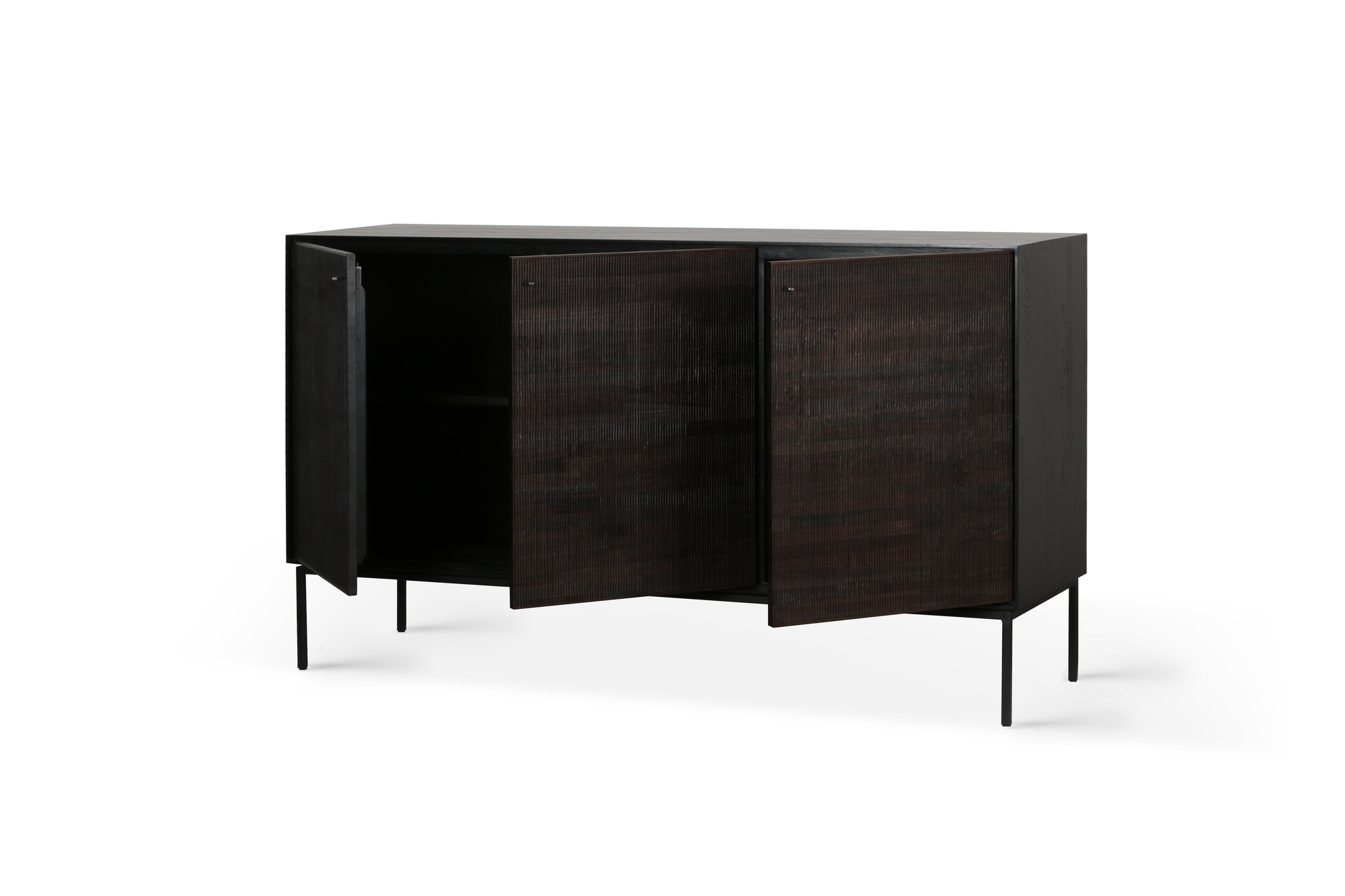 Ethnicraft Teak Grooves Anrichte mit vier Türen, teilweise geöffnet, im modernen Design auf schlanken Füßen.