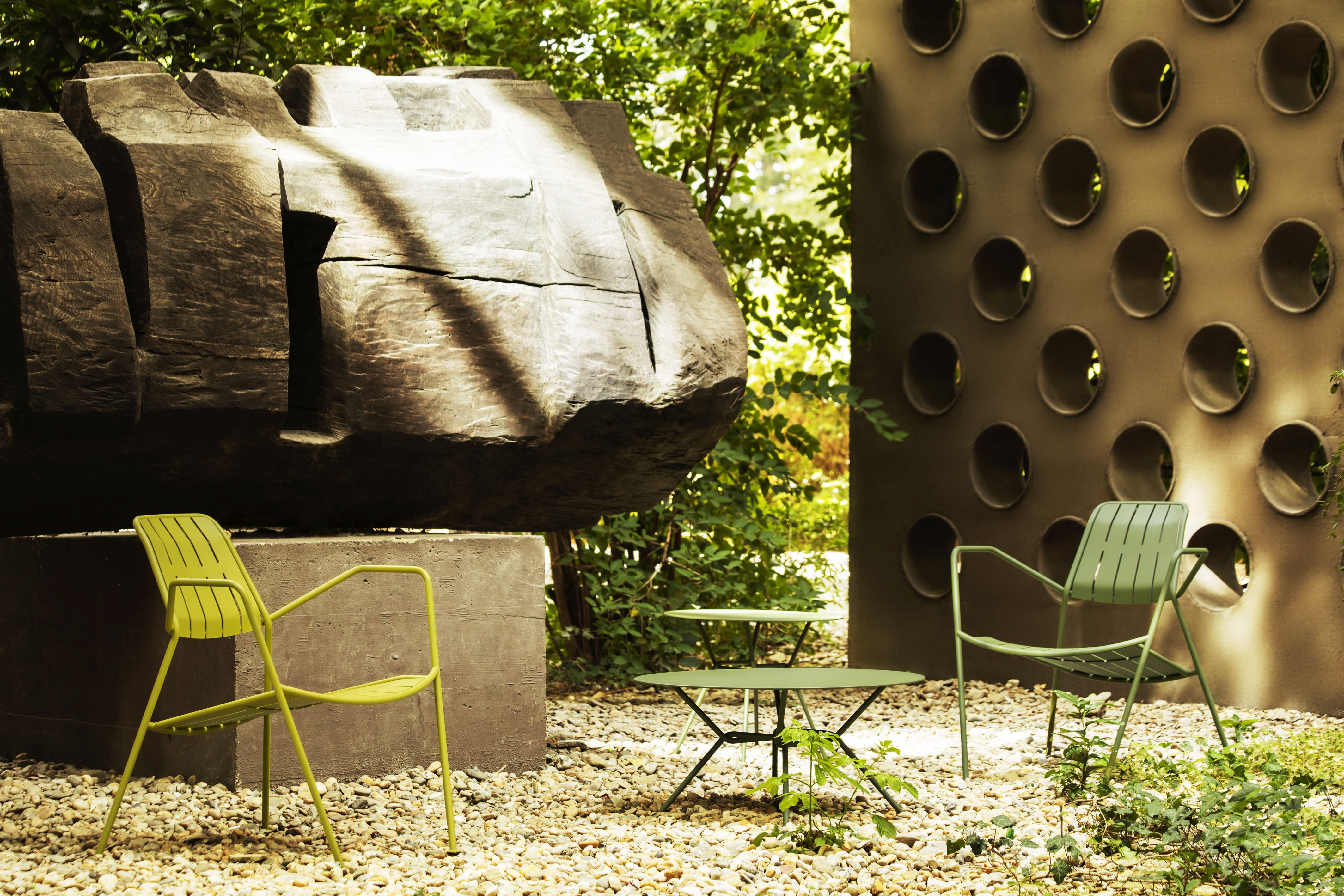 Osmo Outdoor Stuhl von Prostoria, Gartenmöbel-Set mit Tisch und Stühlen in Grün und Gelb.