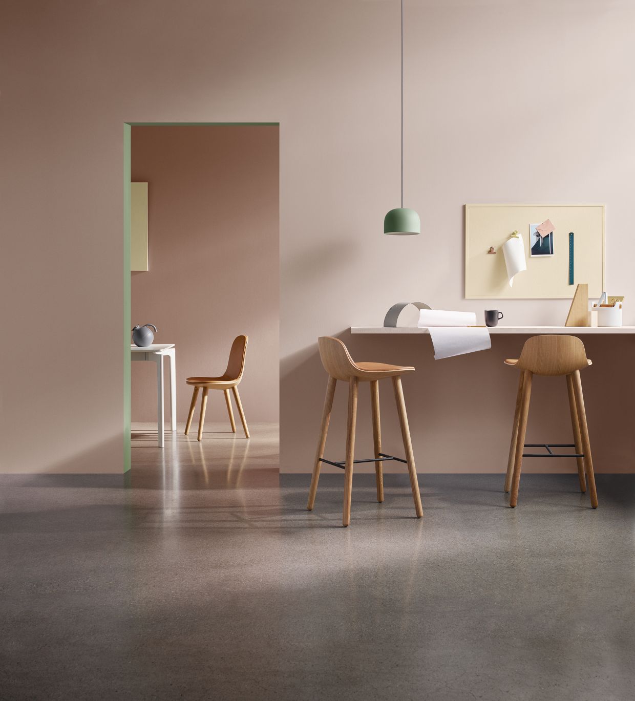 EVA SOLO Abalone Barhocker H 91 cm aus geräucherter Eiche im modernen Interieur.