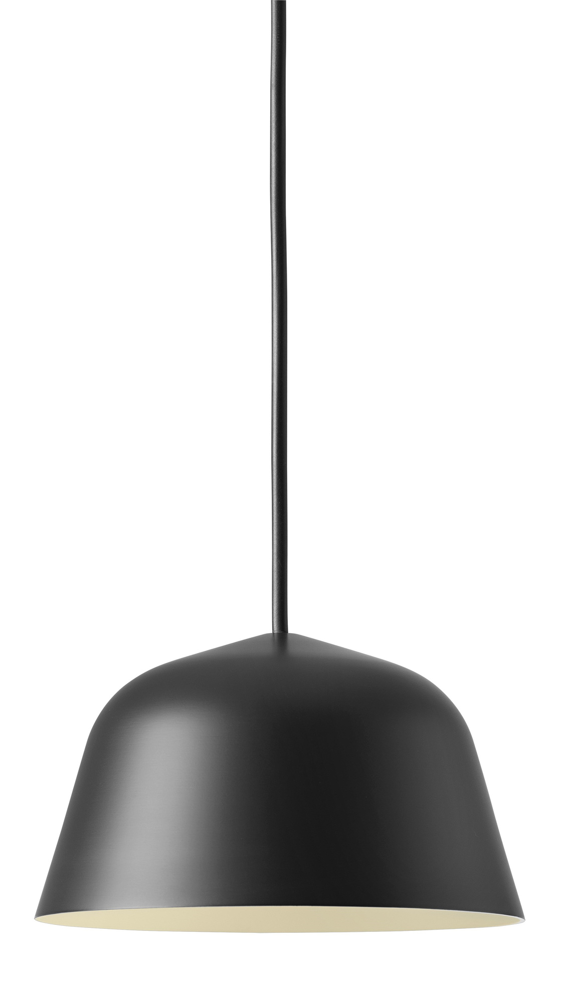 Schwarze Ambit Pendelleuchte von Muuto mit sanftem Lichtschein für moderne Wohnräume.