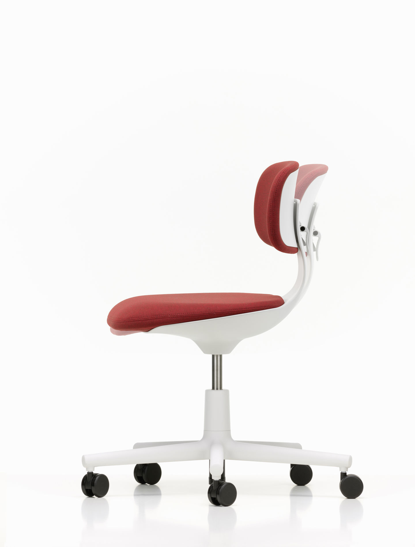 Rookie Bürodrehstuhl von Vitra mit rotem Sitzbezug und weißem Gestell, Seitenansicht.