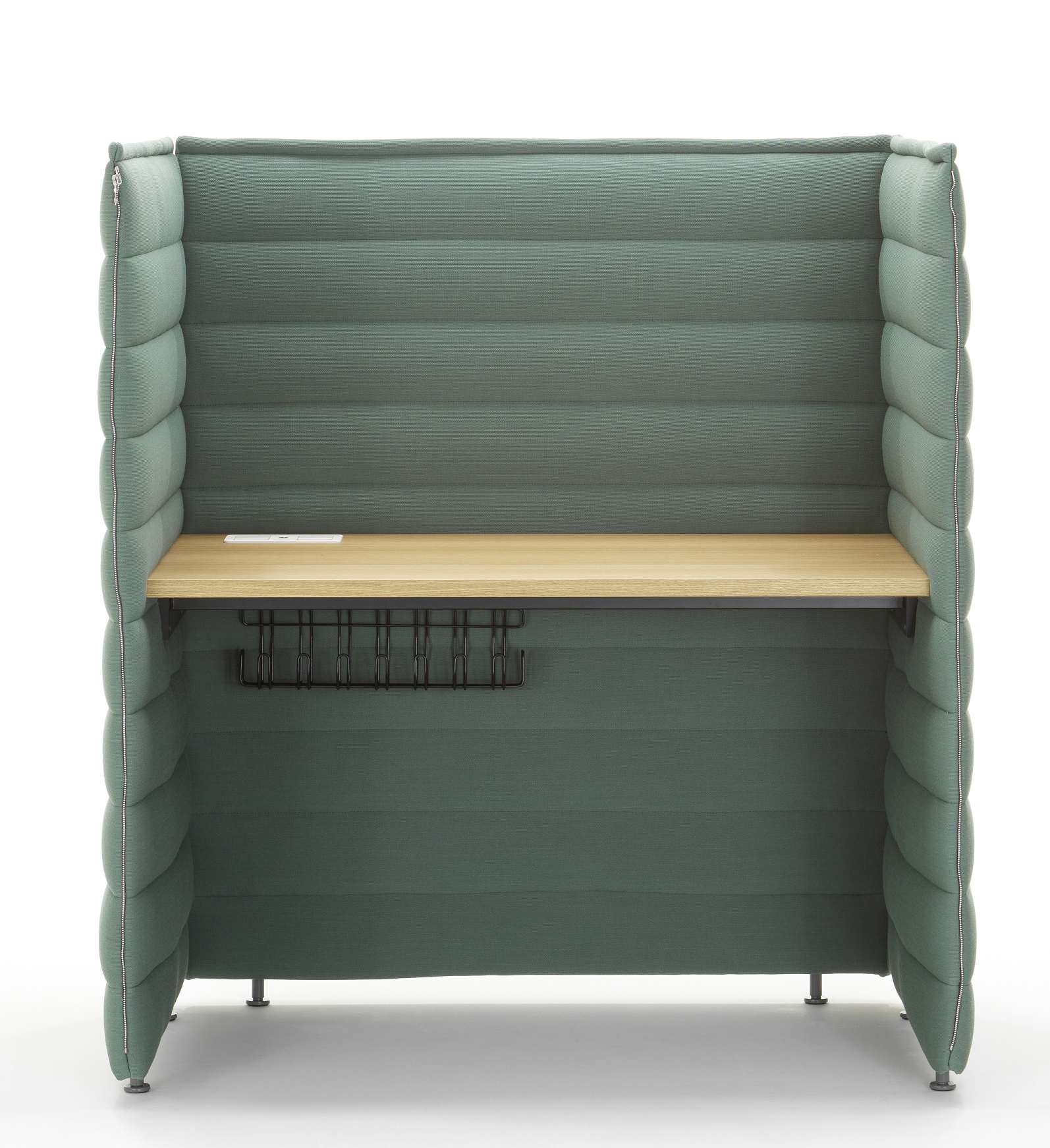 Vitra Alcove Plus Desk Medium: Grüner, gepolsterter Schreibtisch mit Holzplatte und Kabelmanagement für Büro und Homeoffice.