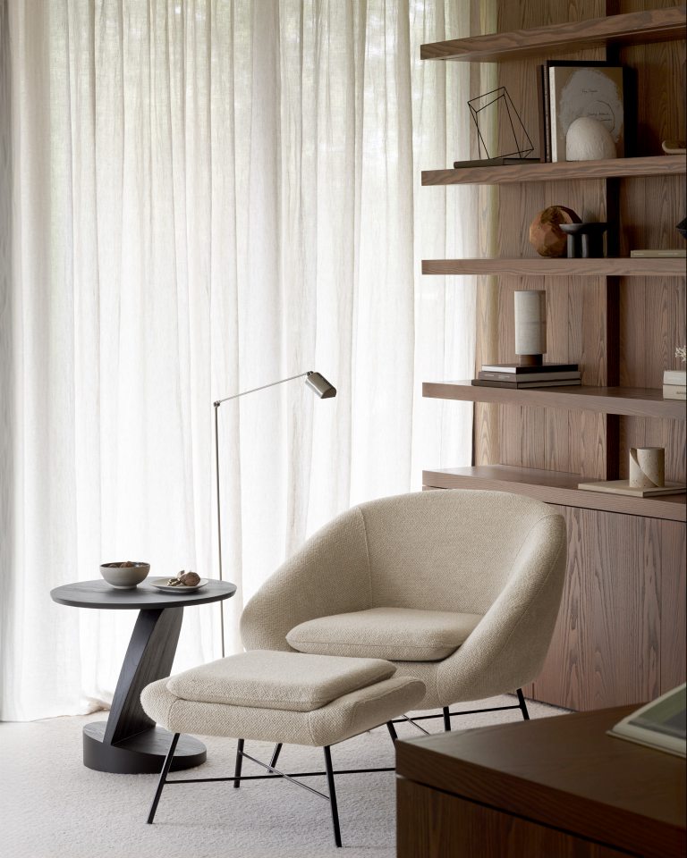 Barrow Fußhocker von Ethnicraft: Beiger Sessel mit passendem Hocker und schwarzem Metallgestell im Wohnzimmer.