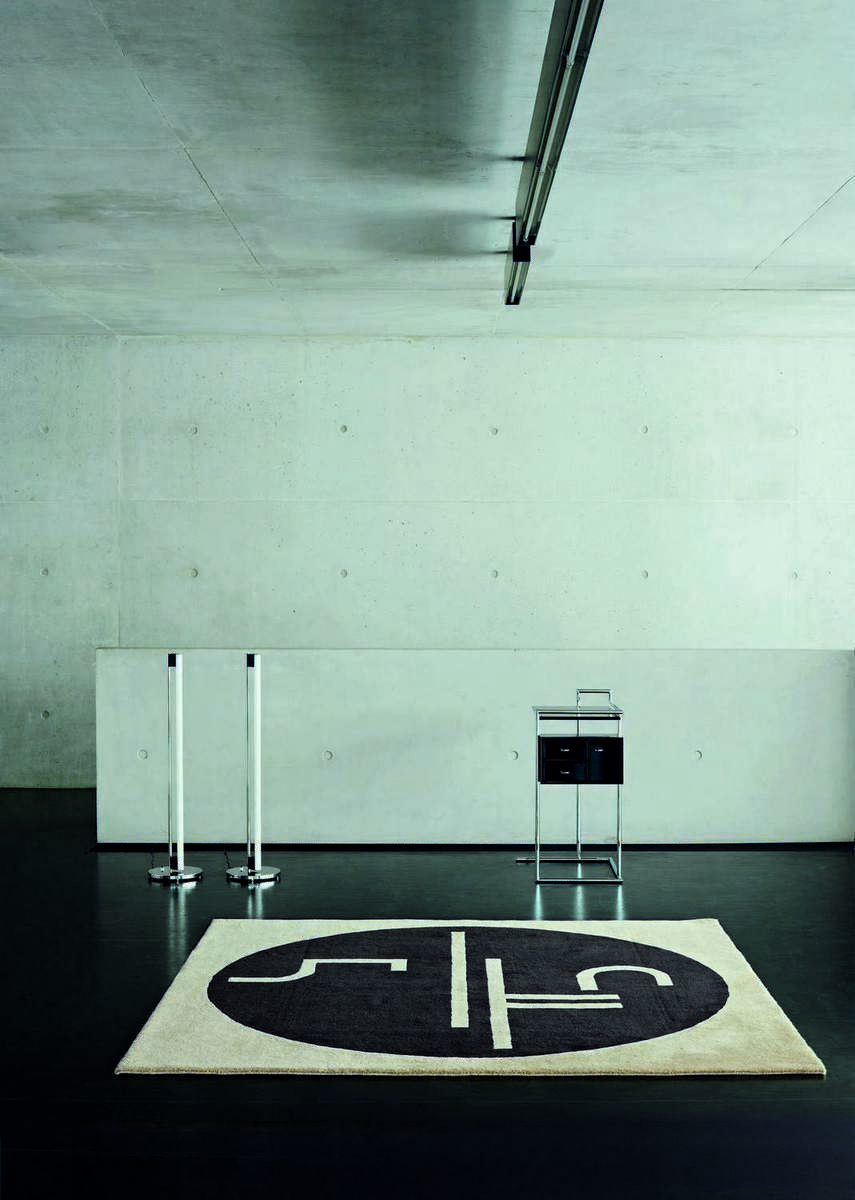 ClassiCon Tube Light Stehleuchte im minimalistischen Raum mit Teppich und Sideboard. Moderne Innenarchitektur.