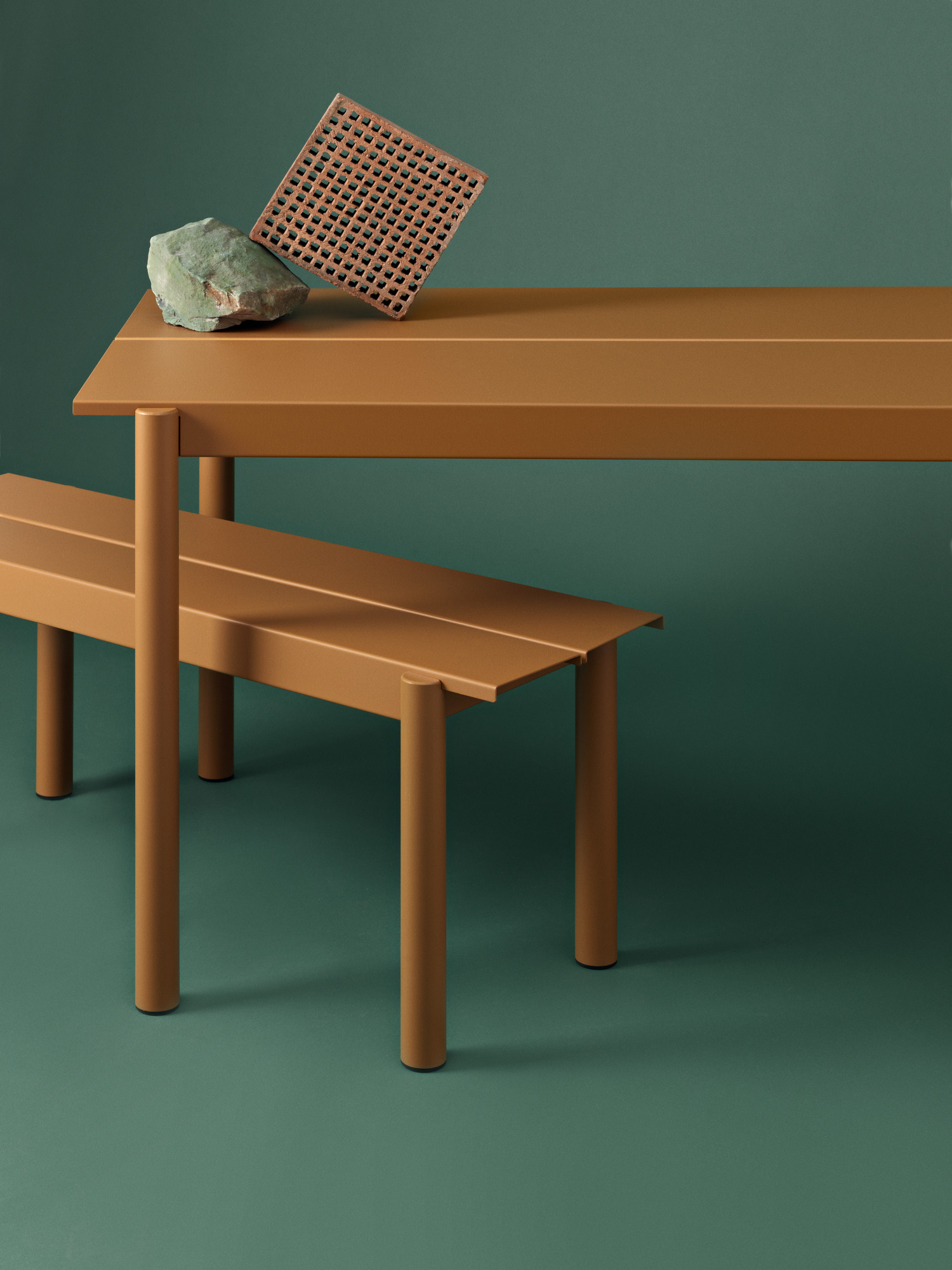 Muuto Linear Steel Outdoor Tisch 140x75 cm in Braun mit passender Bank. Moderner Gartentisch.