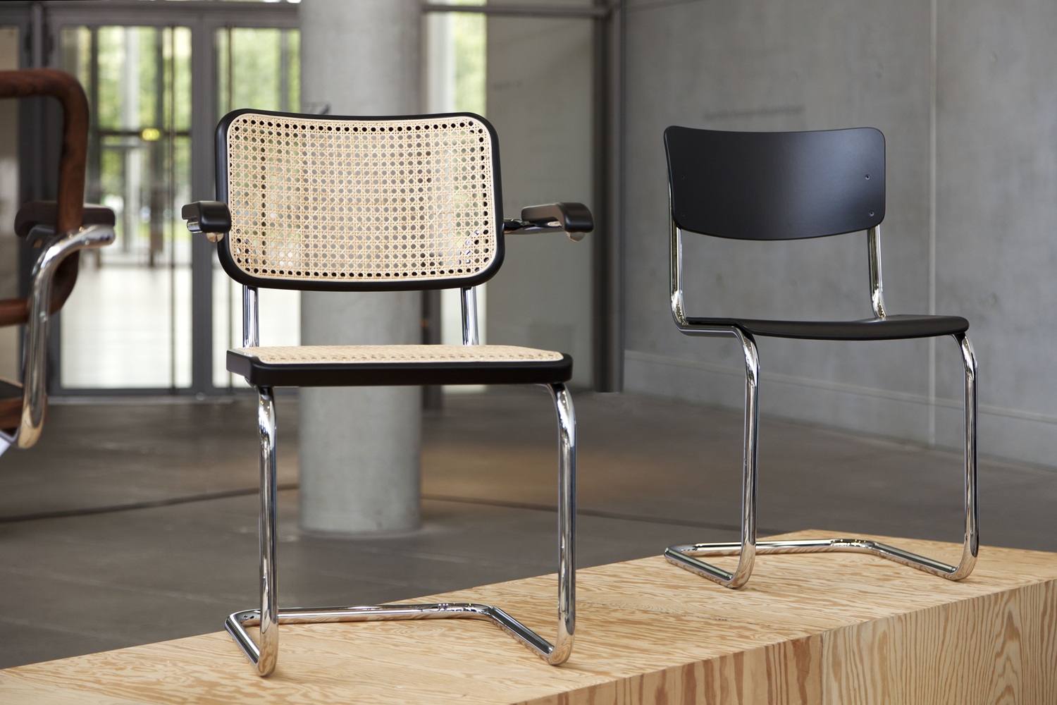 S 43 Klassieke stalen buisstoel met vrijdragende poten CHROOM/ZWART Thonet VOORKEURSCOMBINATIE