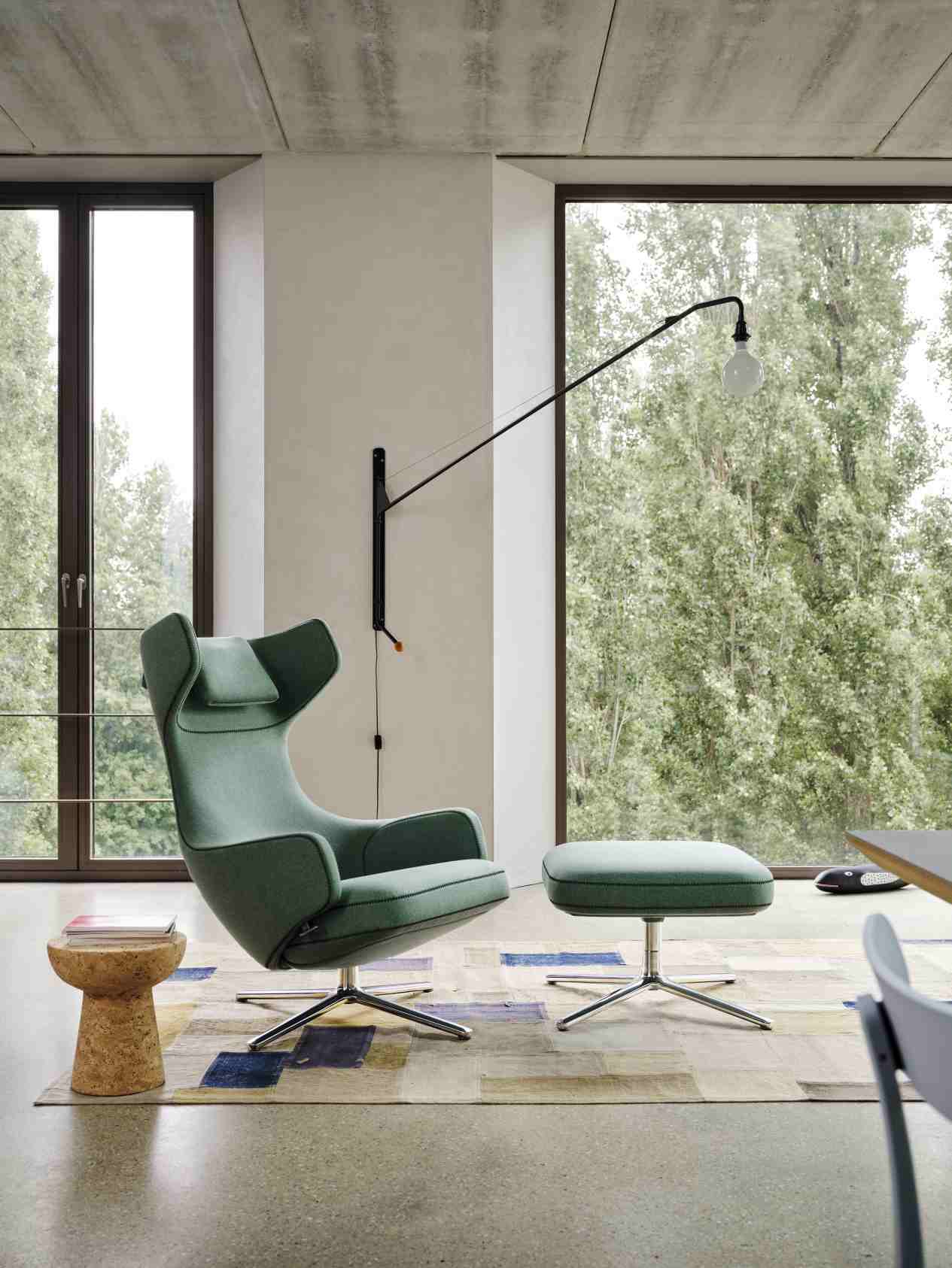 Grand Repos Sessel mit Ottoman in Rauchblau, Premium Leder und Kontrastnaht von Vitra.