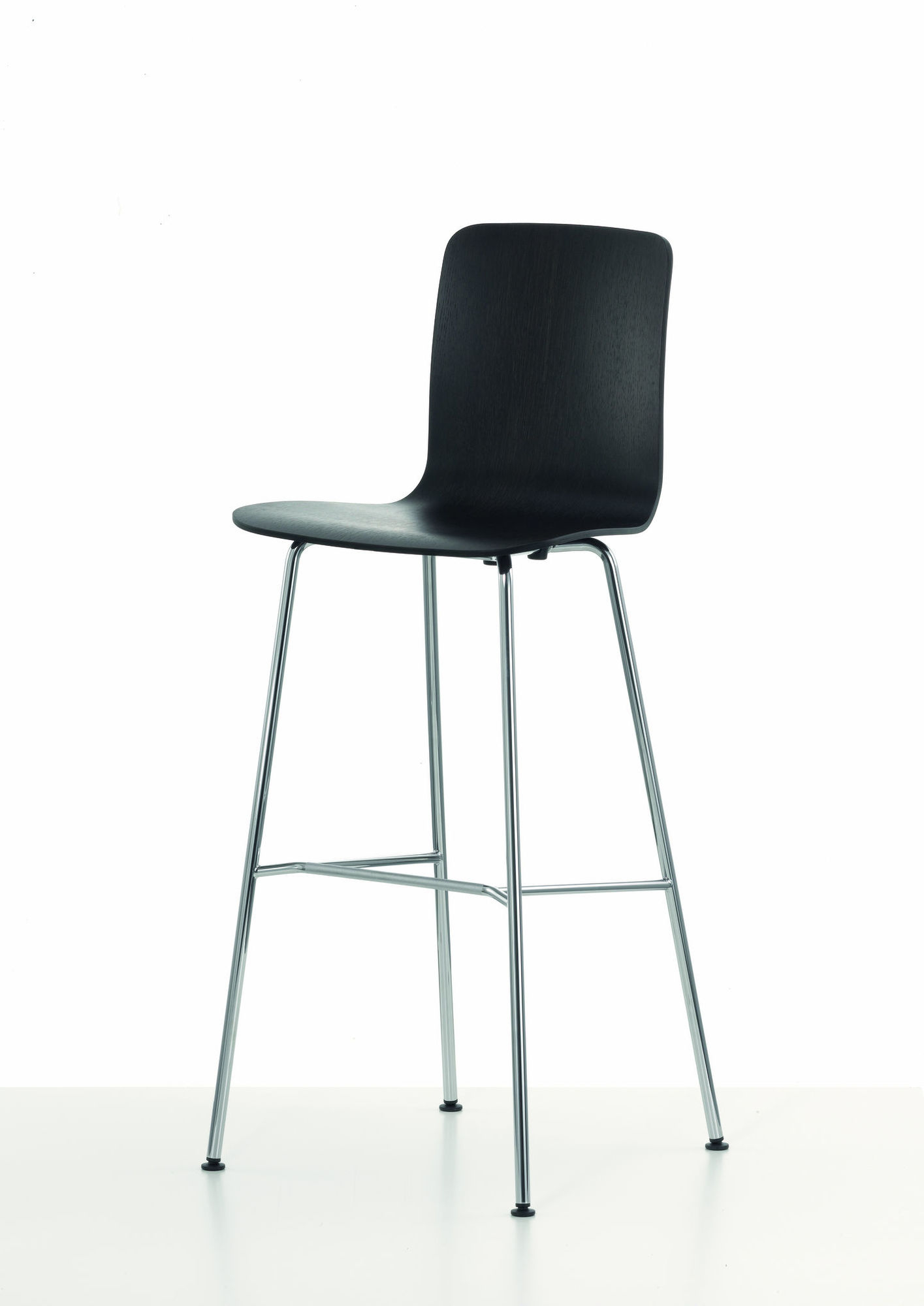 Schwarzer Hal Ply Stool Barhocker von Vitra mit verchromtem Gestell vor weißem Hintergrund.