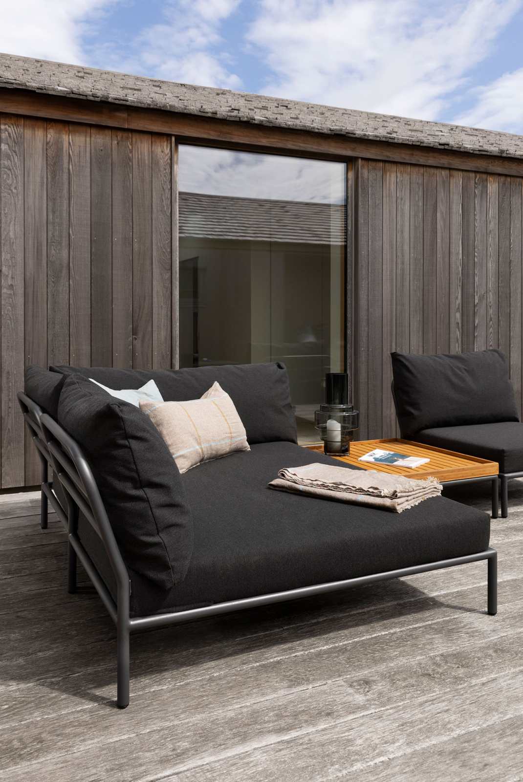 Level 2 Cozy Corner Outdoor Sofa von Houe mit Kissen und Beistelltisch.