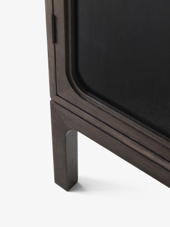 Detailaufnahme vom Trace SC87 Schrank von AndTradition: Dunkles Holz, abgerundete Kanten und modernes Design.