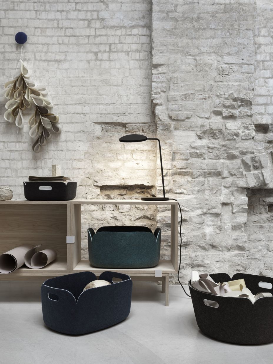 Muuto Restore Tray Basket in Staubgrün auf einem Regal, moderne Aufbewahrungslösung aus Filz.