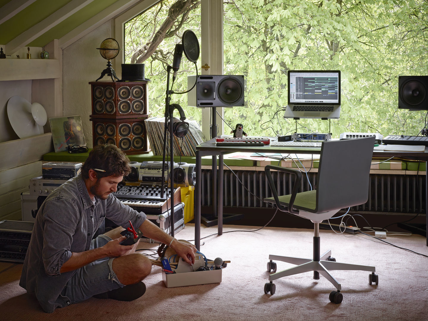 Vitra .04 Bürodrehstuhl mit Armlehnen in einem Musikstudio, Musiker arbeitet an der Technik.