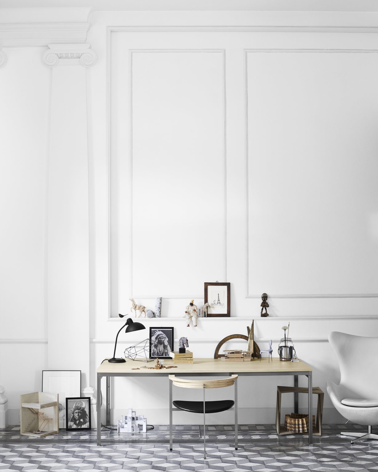 PK55 Esstisch von Fritz Hansen in einem minimalistischen, weißen Raum mit Stuhl und Dekoration.