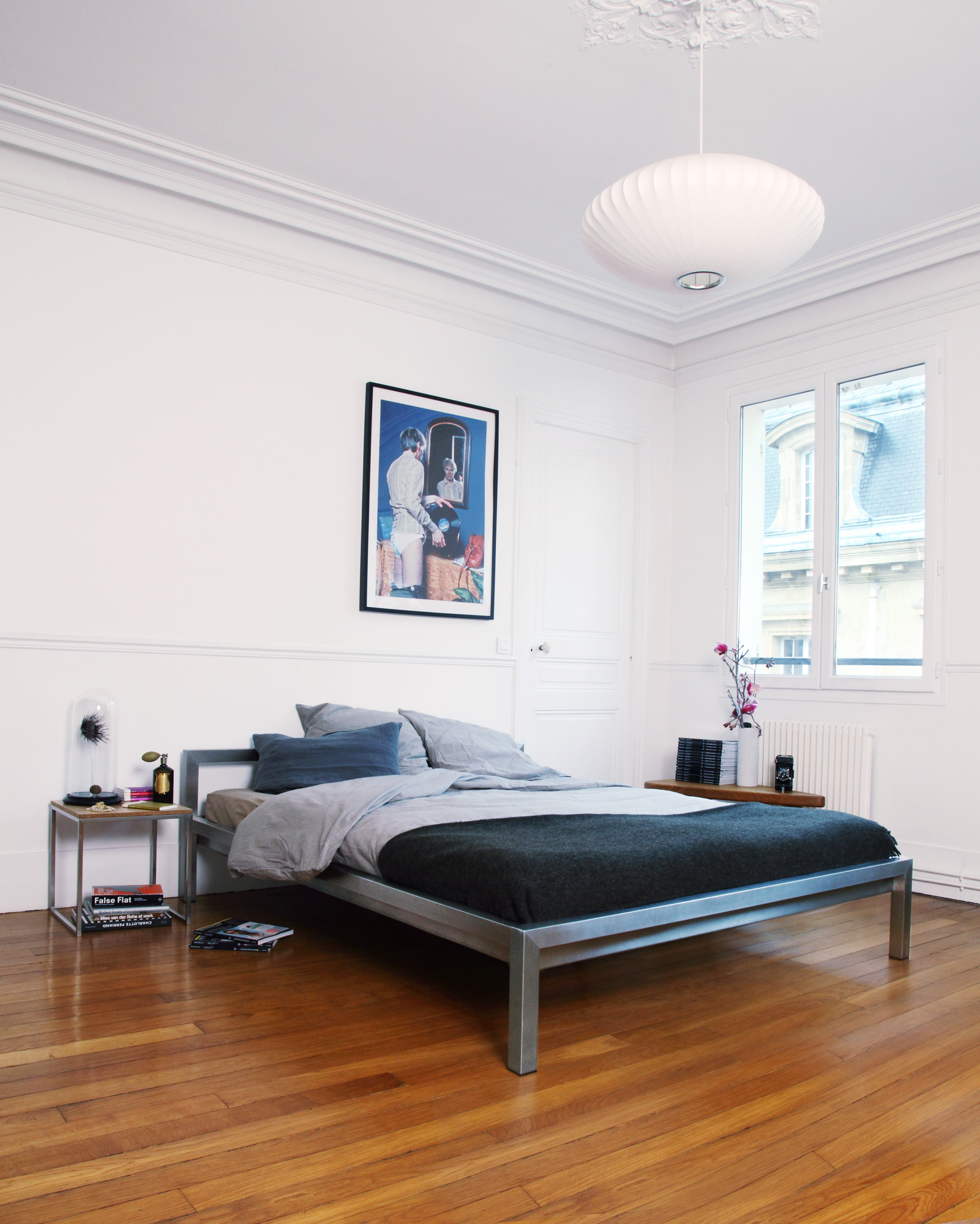 Modernes Pure Bett von Hans Hansen, Edelstahlrahmen, 140x200 cm, im hellen Schlafzimmer.