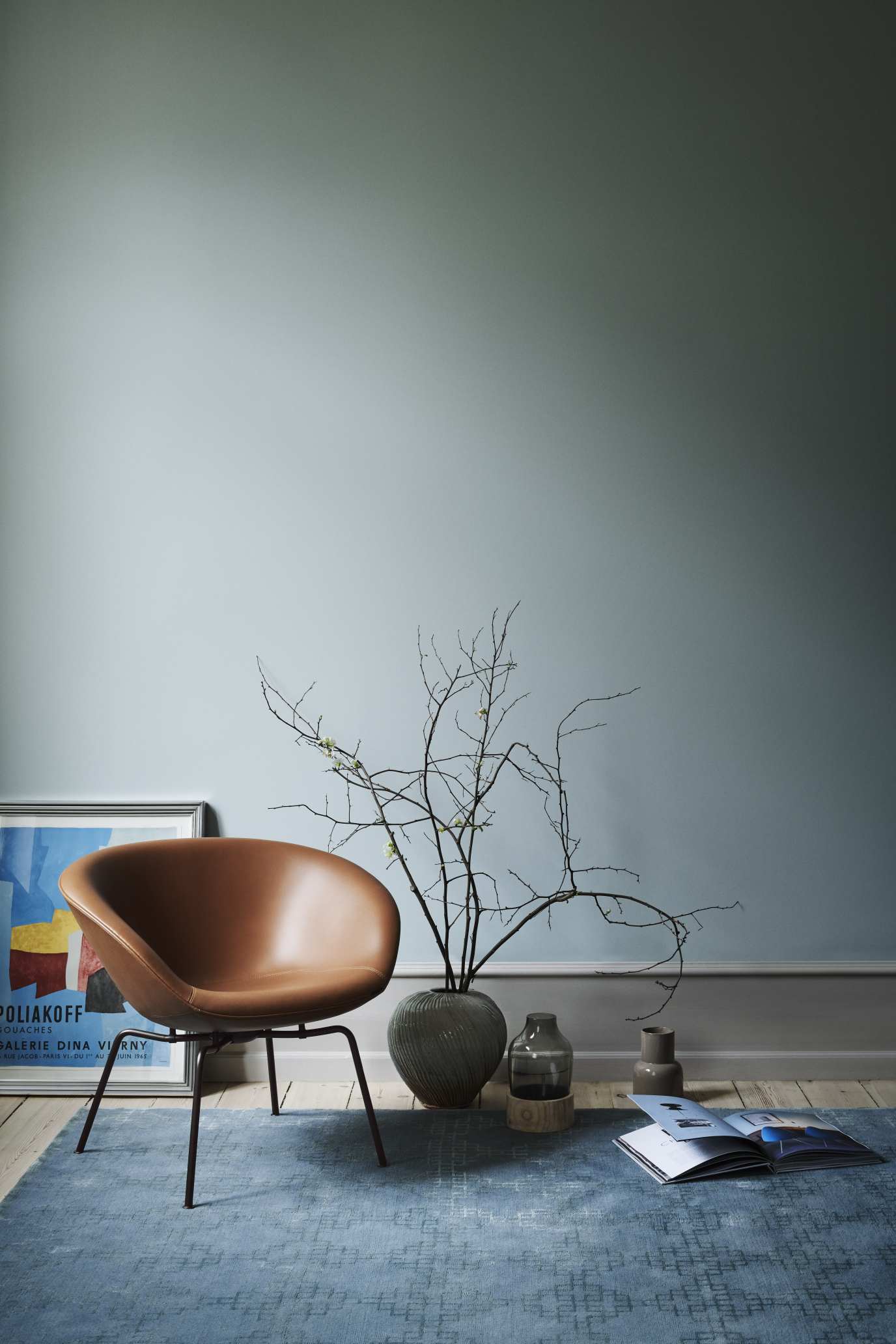 Brauner Fritz Hansen Pot Sessel aus Leder im Interieur mit Teppich und Dekoration.