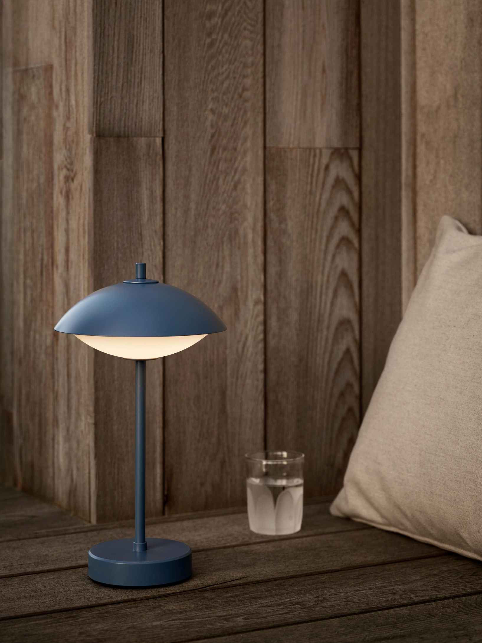 Blaue Clam Tischleuchte von Fritz Hansen, eine tragbare Akkuleuchte für stimmungsvolles Licht.