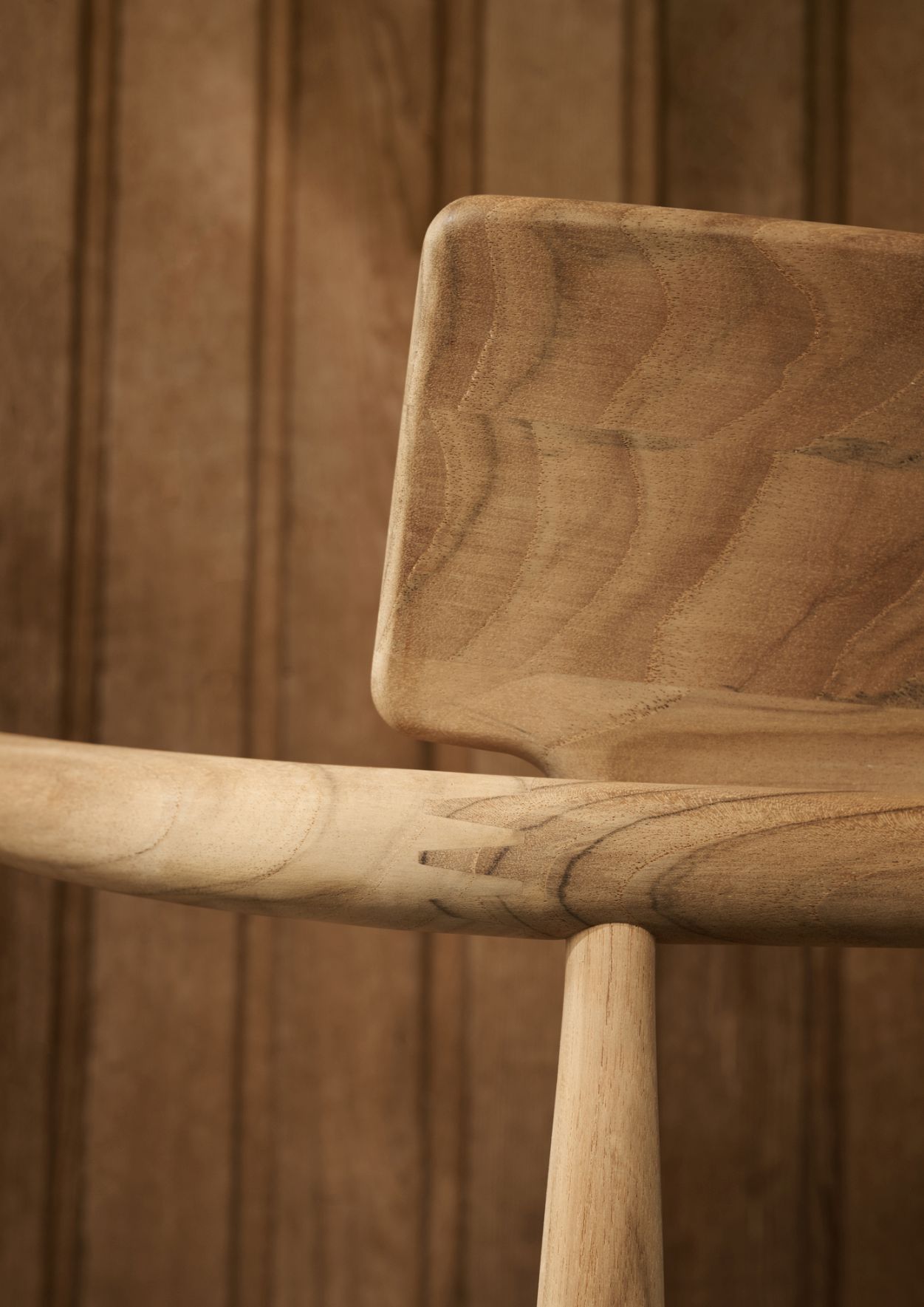 Detailaufnahme des Carl Hansen & Søn E008 Embrace Outdoor Stuhls aus hellem Teakholz.