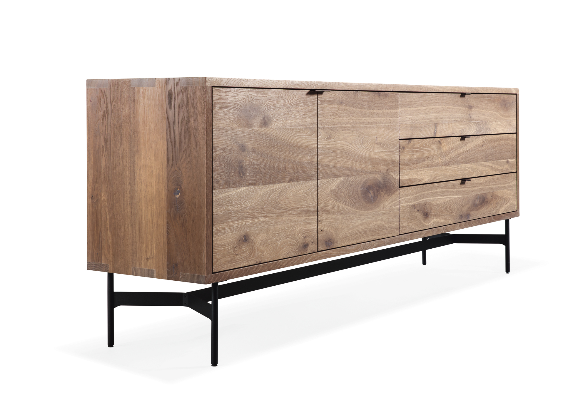 SC 21 Sideboard von Janua: Modernes Holz Sideboard mit Schubladen und Türen auf schwarzem Gestell.