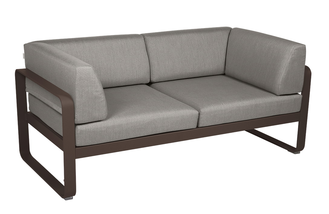 Graues Bellevie Outdoor Sofa von Fermob mit braunem Gestell für Garten und Terrasse.