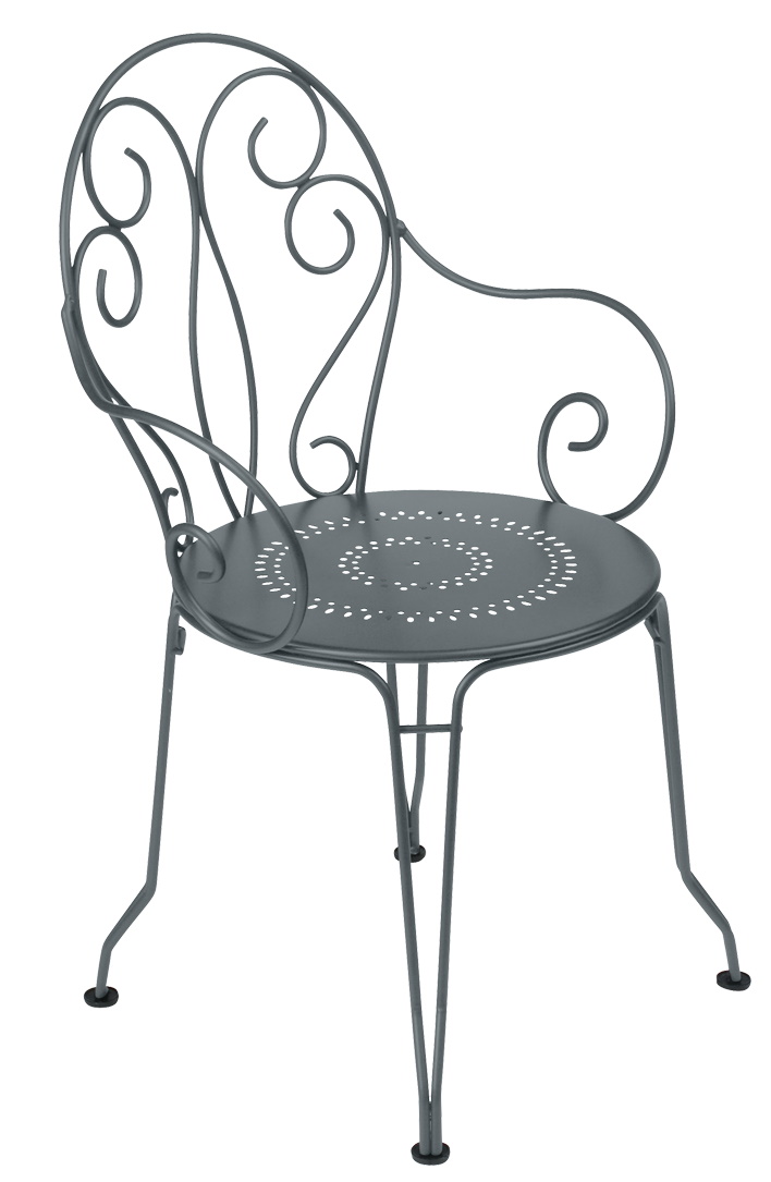 Montmartre Stuhl von Fermob, grauer Metall-Gartenstuhl mit filigranem Design und runder Sitzfläche mit Lochmuster.