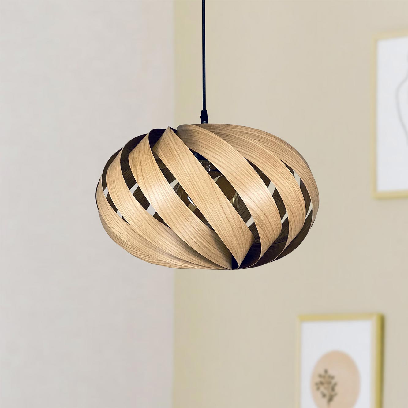 Serentia Hängeleuchte aus Eiche mit spiralförmigem Design. Moderne Pendelleuchte für Wohnzimmer und Esszimmer.