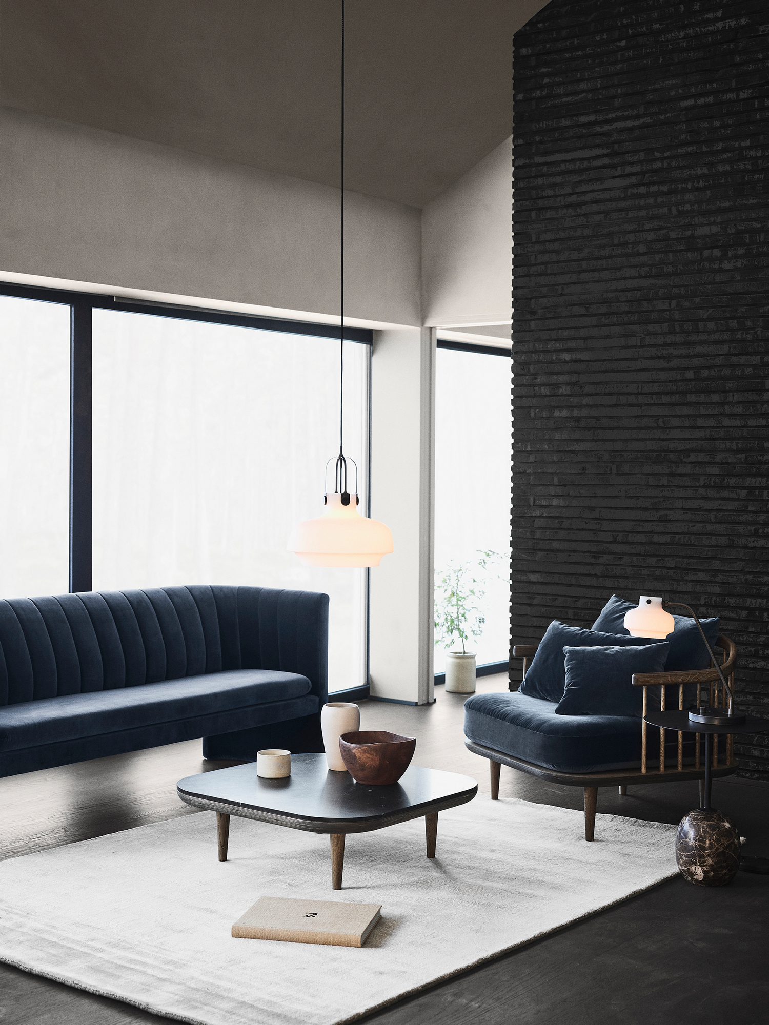 Wohnzimmer mit Copenhagen Pendelleuchte von AndTradition, Design Lampe mit sanftem Licht.