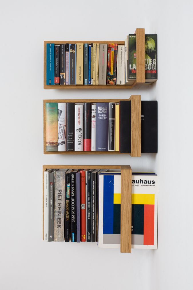 Drei kleine b-eck Regale aus Eiche an einer weißen Wand mit Büchern dekoriert.