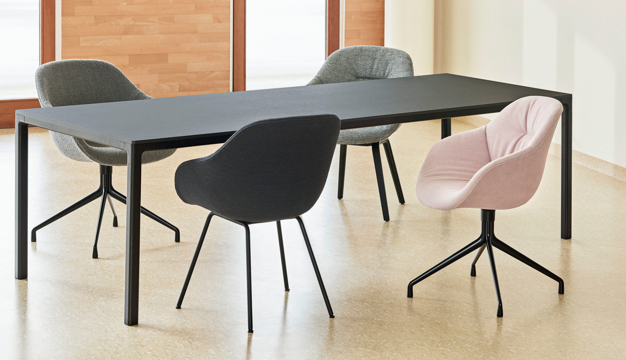 Esstisch mit vier HAY About a Chair AAC 121 Soft Duo Stühlen in Grau und Rosa.