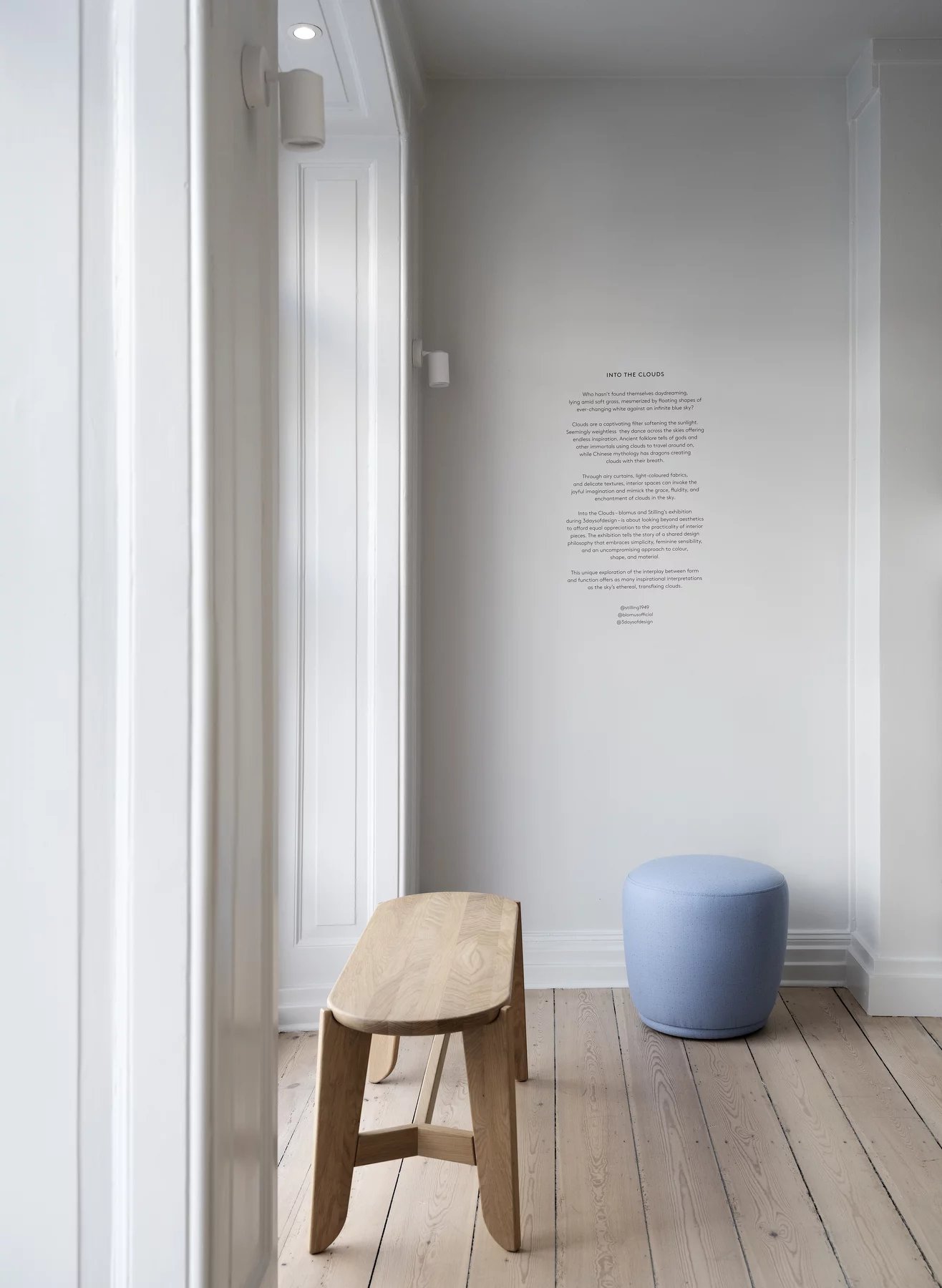 Heller Holz Eli Bar Stool Barhocker von Blomus in minimalistischem Interieur mit blauem Hocker.
