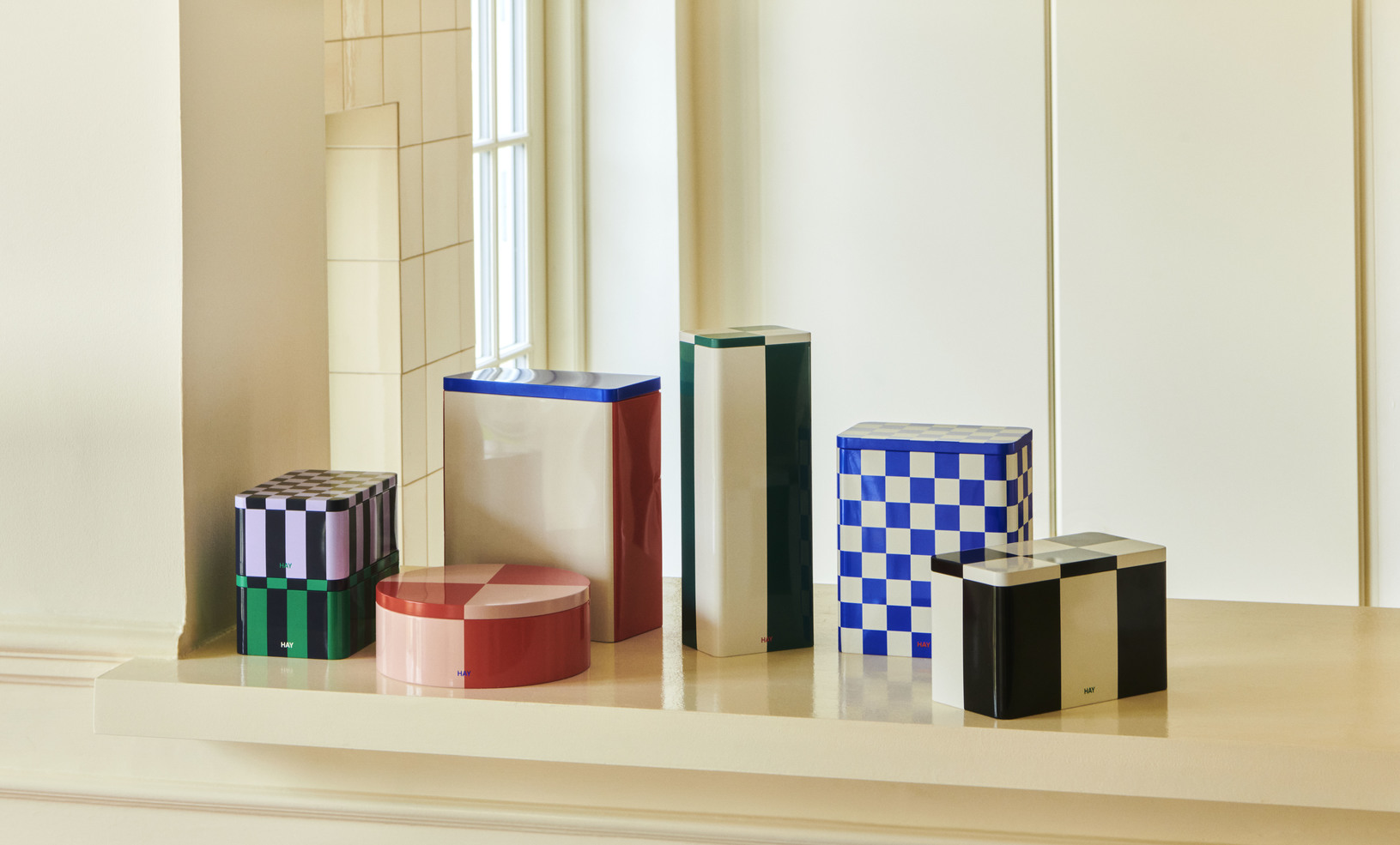 Grote blikken opbergdoos in gebroken wit en rood van Hay
