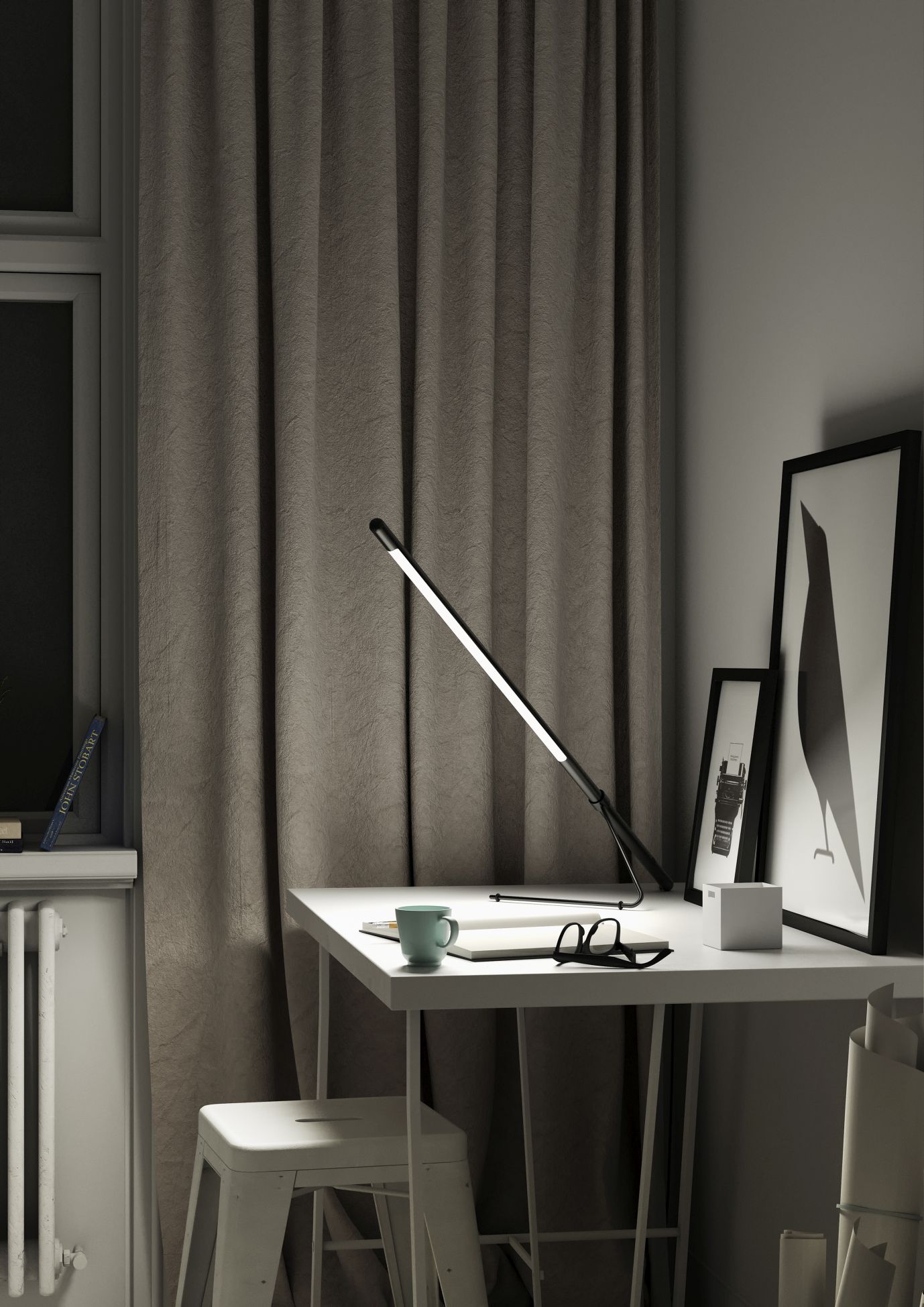Moderne LED Schreibtischlampe in Schwarz auf weißem Schreibtisch mit Notizbuch, Brille und Dekoration.