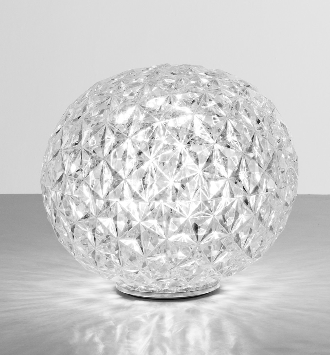 Planet Tischleuchte von Kartell, 28 cm, in Rauch, mit facettierter Oberfläche und Lichteffekten.