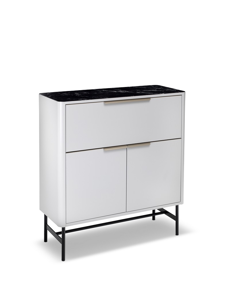 Weißes Sideboard der Müller Möbelfabrikation mit Marmorplatte und schwarzen Füßen. Modernes Möbelstück für Wohnzimmer und Esszimmer.