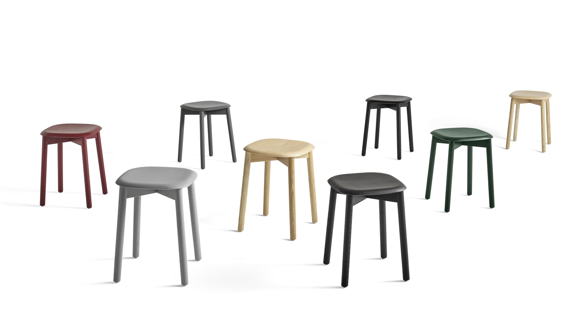 Verschiedenfarbige Hay Soft Edge Hocker 72 aus Holz auf weißem Hintergrund, moderne Sitzmöbel.