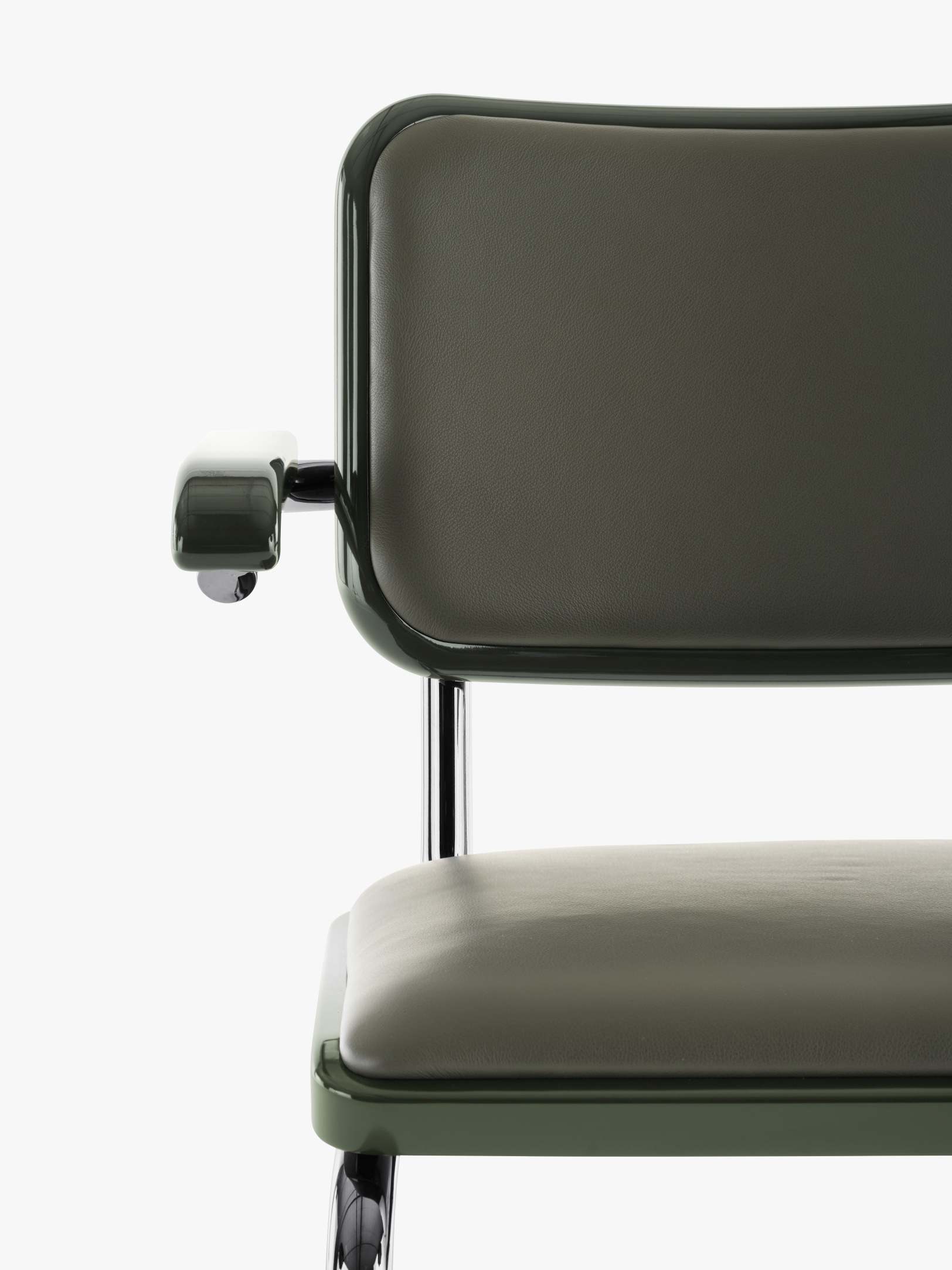 Detailaufnahme des JS. Thonet S 64 P Freischwinger Stuhls in Olivgrün mit verchromtem Stahlrohrgestell und Lederpolsterung.