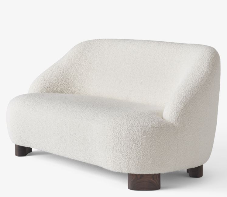 AndTradition Margas LC3 Sofa, 2-Sitzer, mit weißem Bouclé-Stoff und dunklen Holzfüßen für modernes Wohnzimmerdesign.