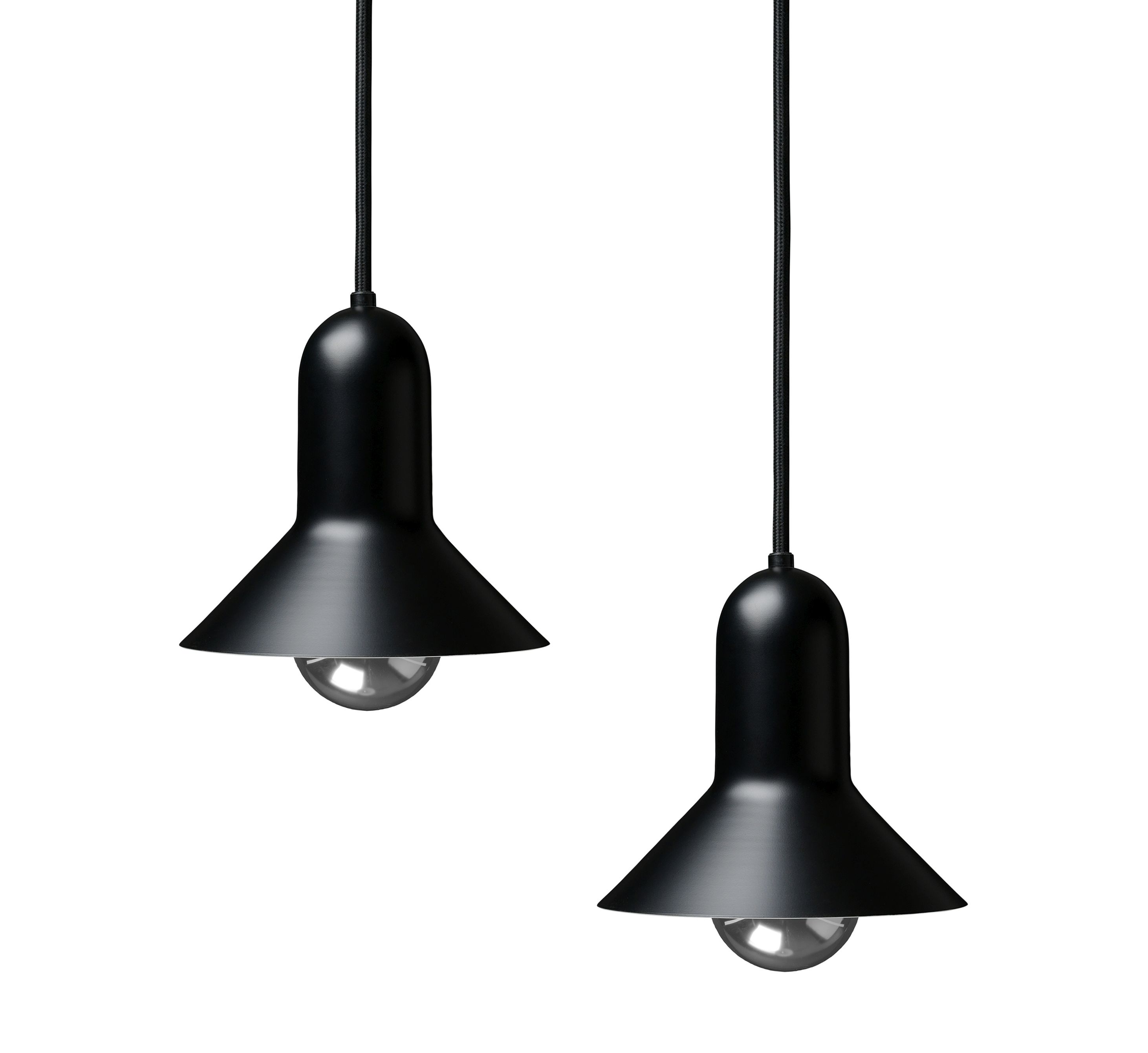 Zwei schwarze Confetti Pendelleuchten von Carl Hansen & Søn mit kegelförmigem Schirm.