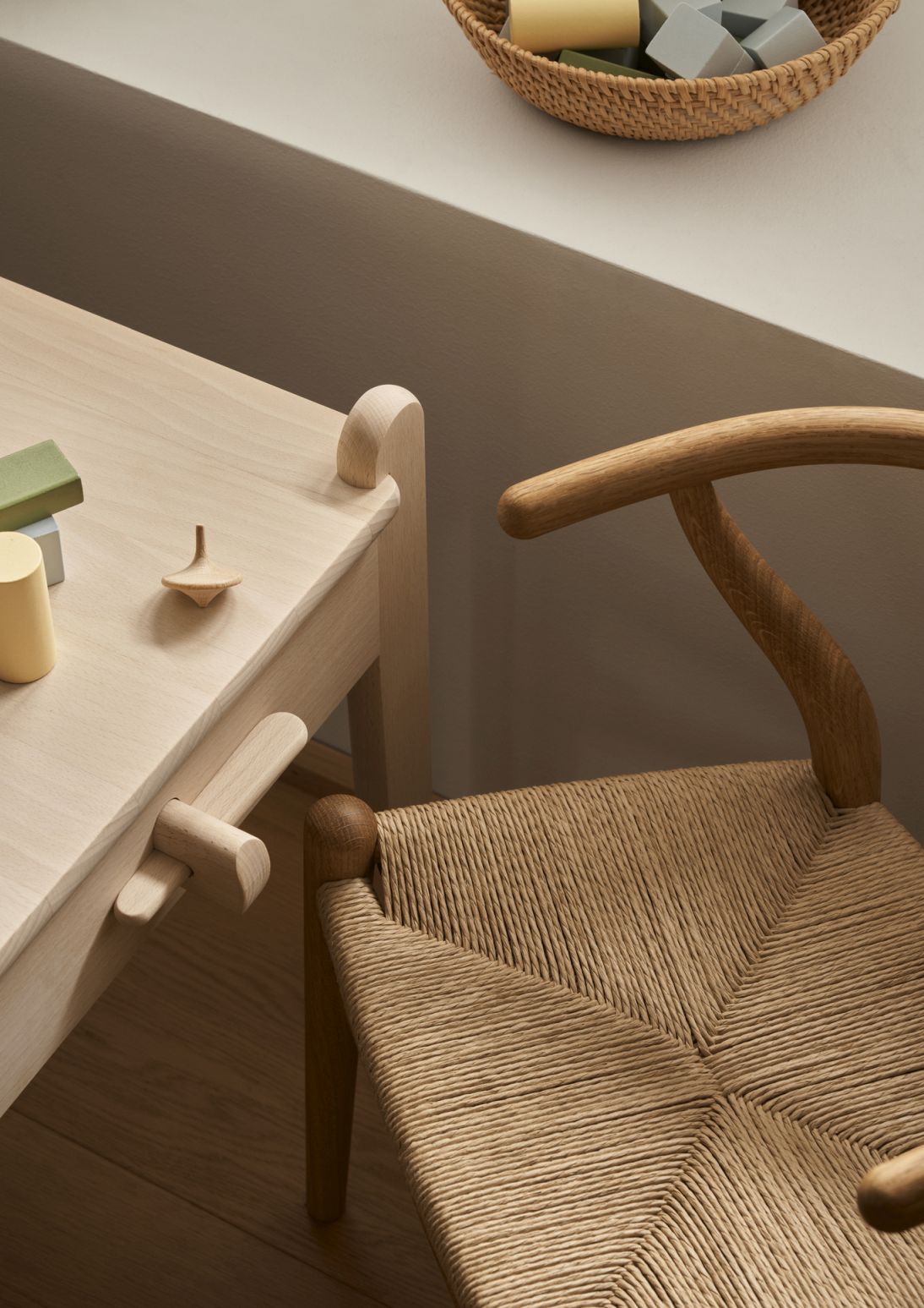 CH24 Wishbone Stuhl Kinder von Carl Hansen, helles Holz mit geflochtener Sitzfläche, Kindermöbel.
