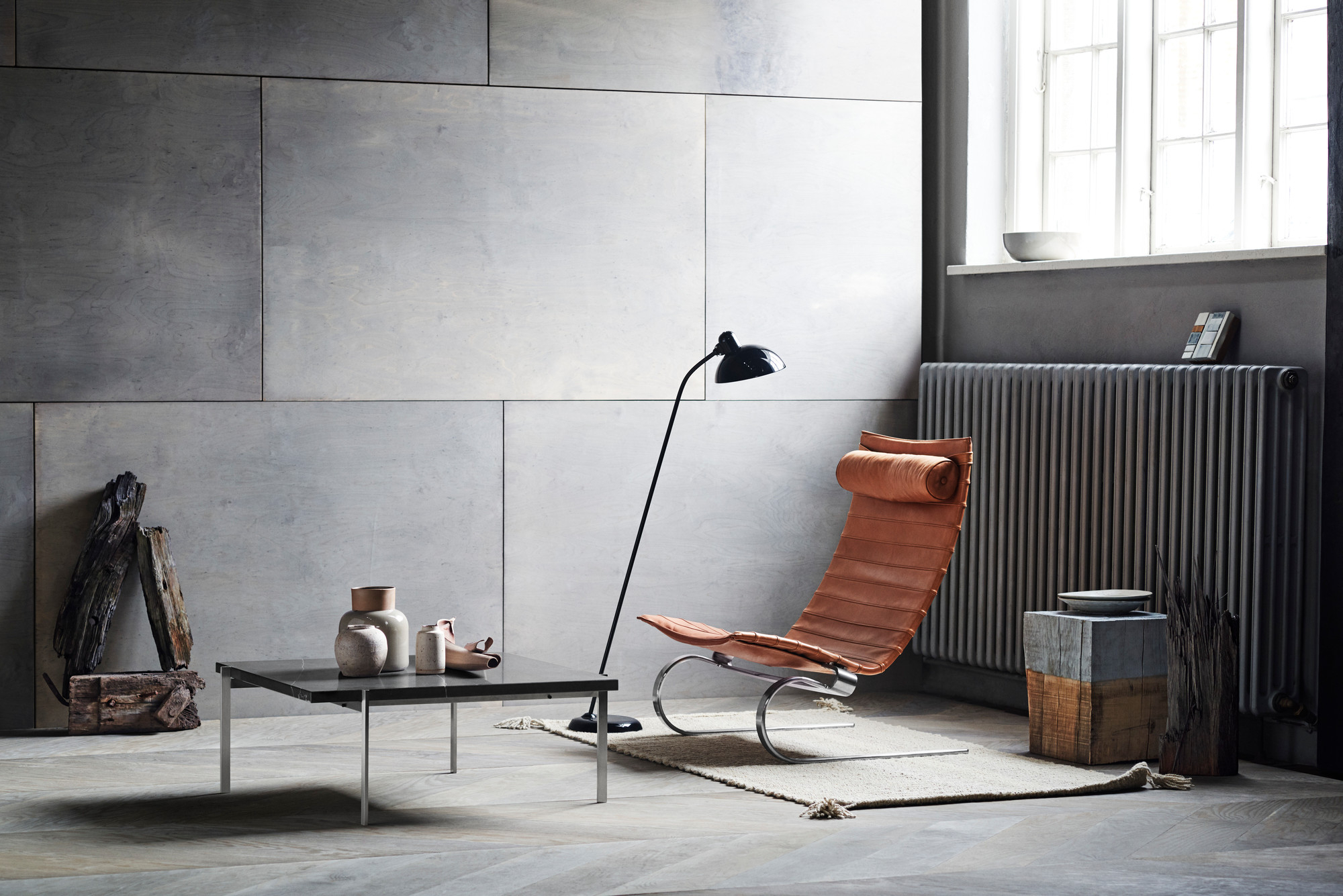 Wohnzimmer mit KAISER idell Stehleuchte 6556 F in Olivegrün von Fritz Hansen.