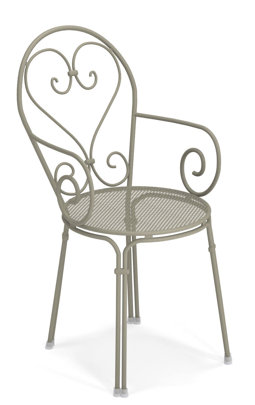 Pigalle Stuhl Outdoor Emu: Detailansicht des beigen Gartenstuhls aus Metall mit Armlehnen und Herzdesign.