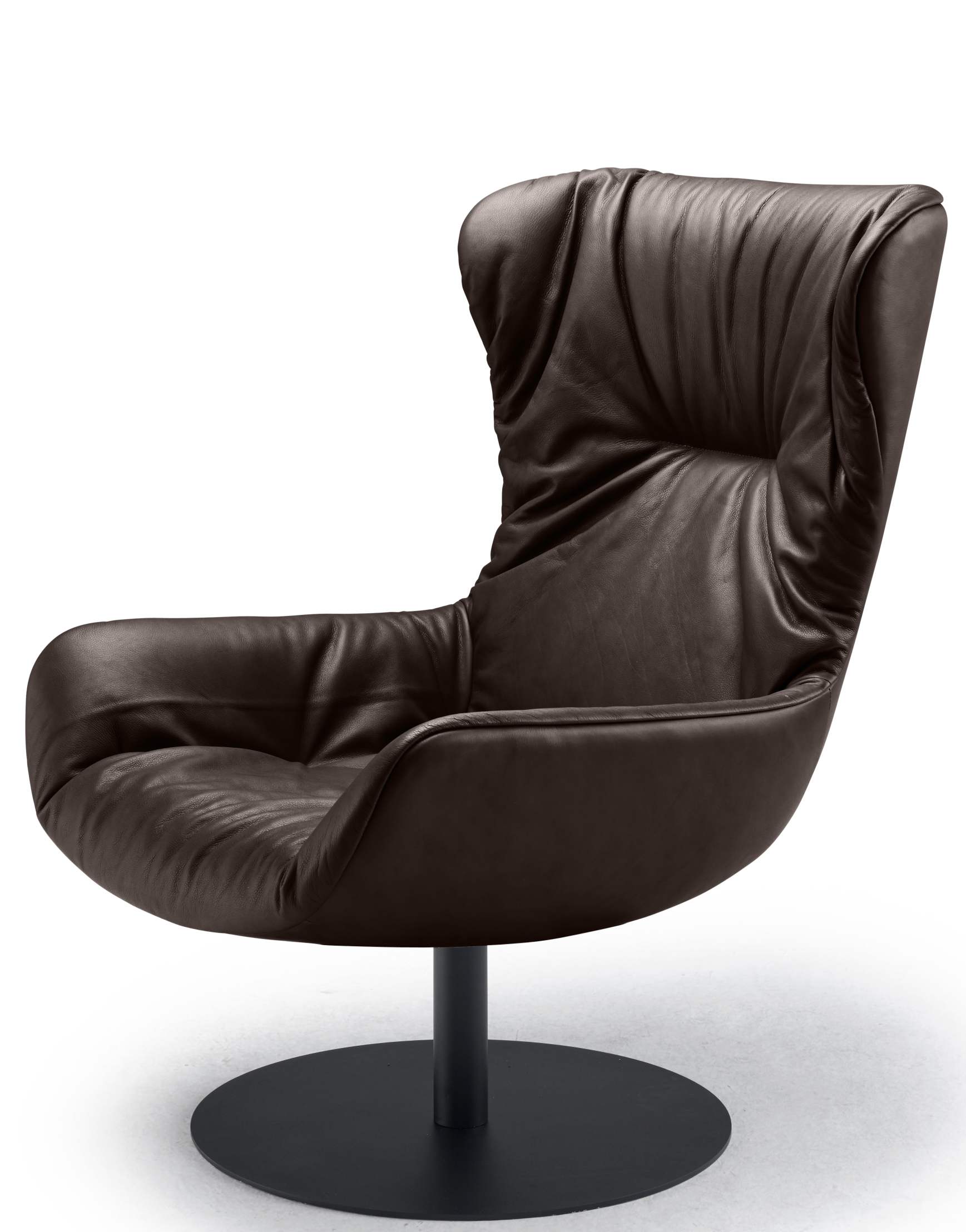 Leya Wingback Sessel von Freifrau Manufaktur, braunes Leder, drehbarer Fuß, moderner Ohrensessel für Wohnzimmer.
