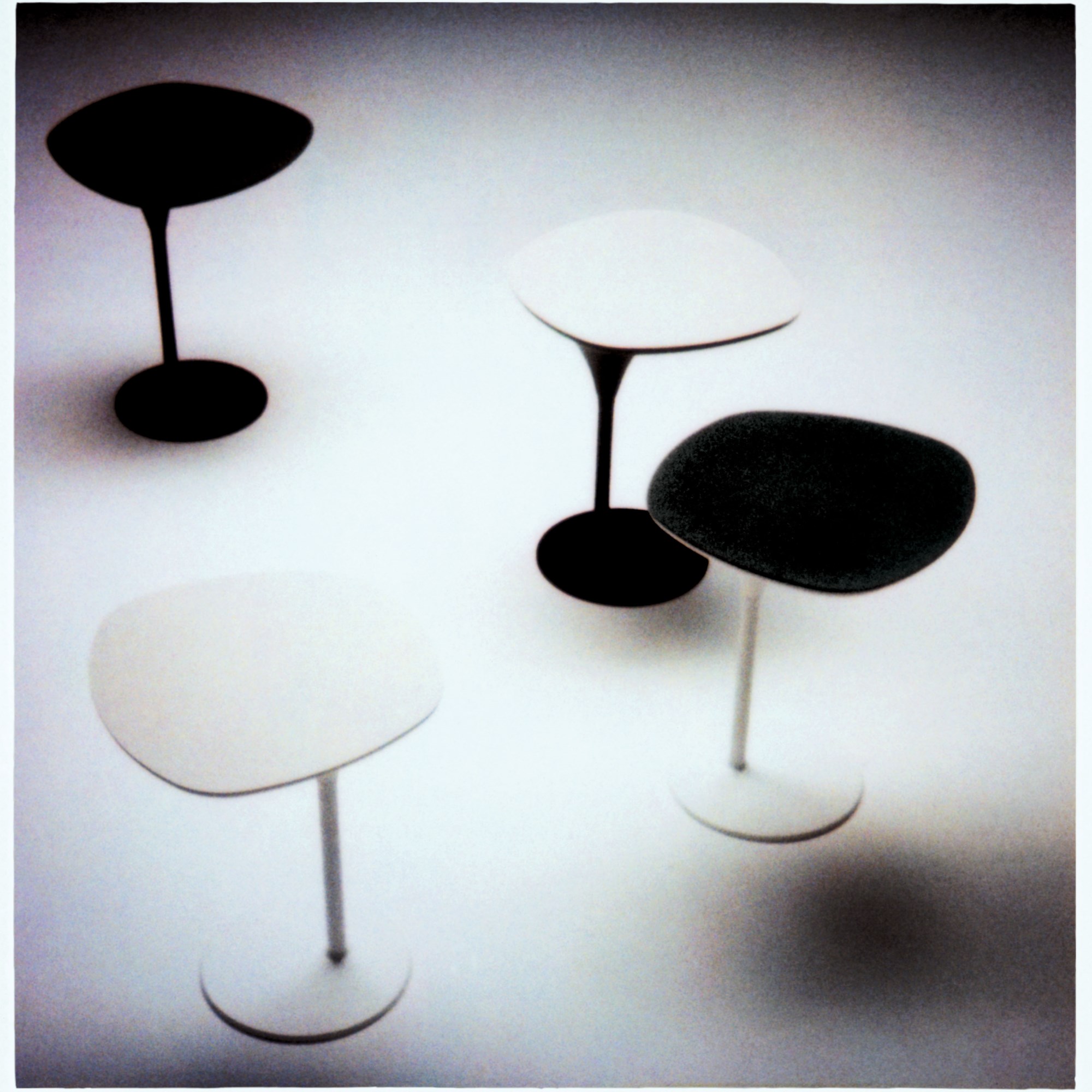 Ansicht von oben: Vier Bloomy Beistelltische von Moroso in Schwarz und Weiß. Moderne Möbel.