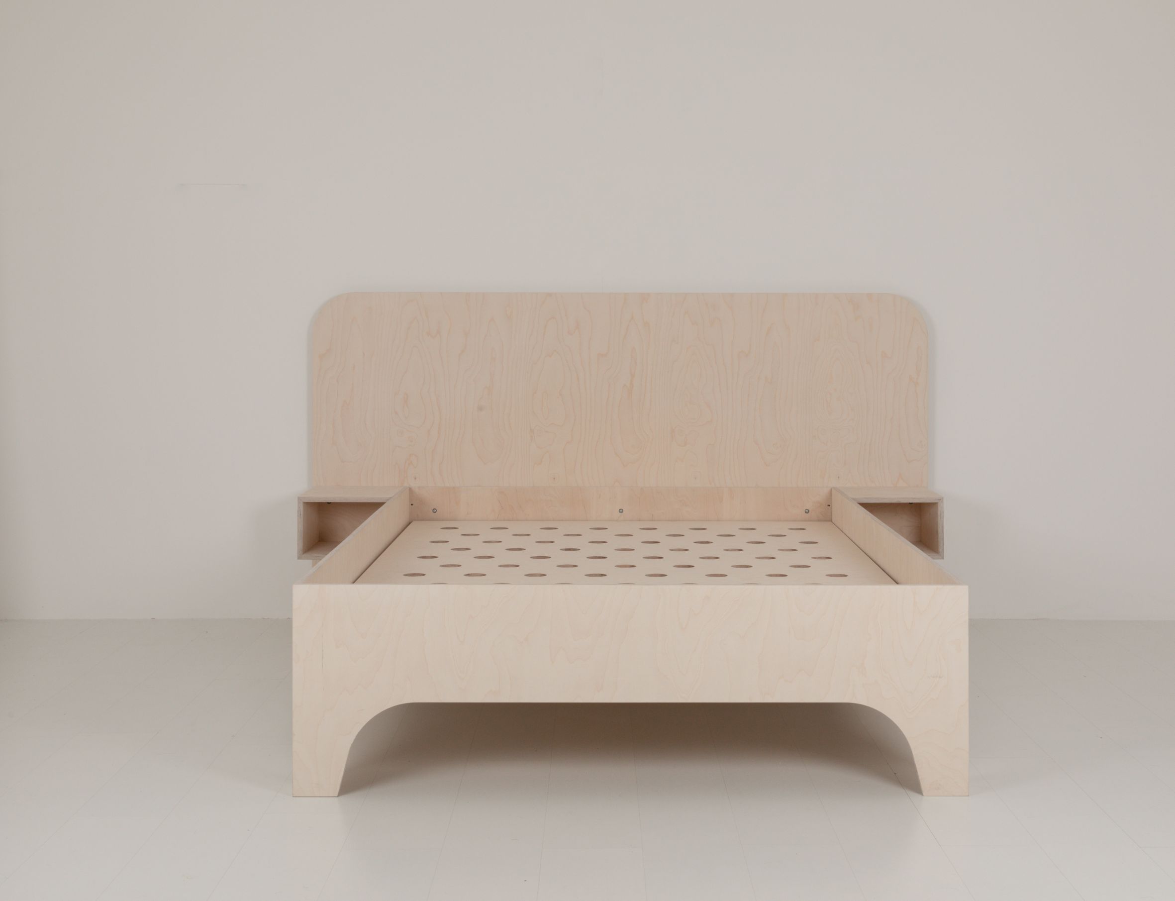 VALENTIN_A Lattenrost aus hellem Holz, modernes Design mit abgerundeten Kanten und integrierten Nachttischen.