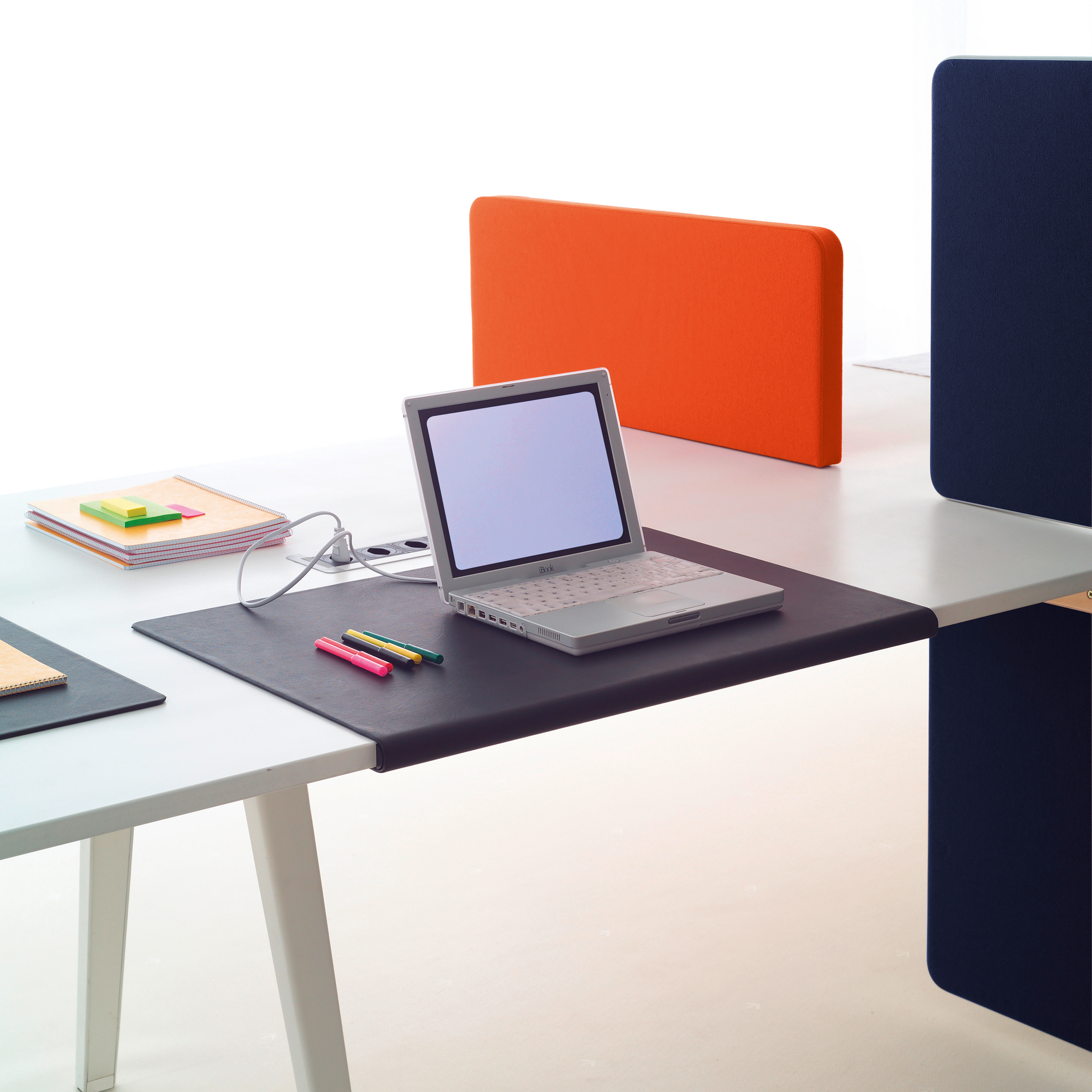 Joyn Schreibtischunterlage von Vitra in Mauve Grau auf einem Schreibtisch mit Laptop und Stiften.