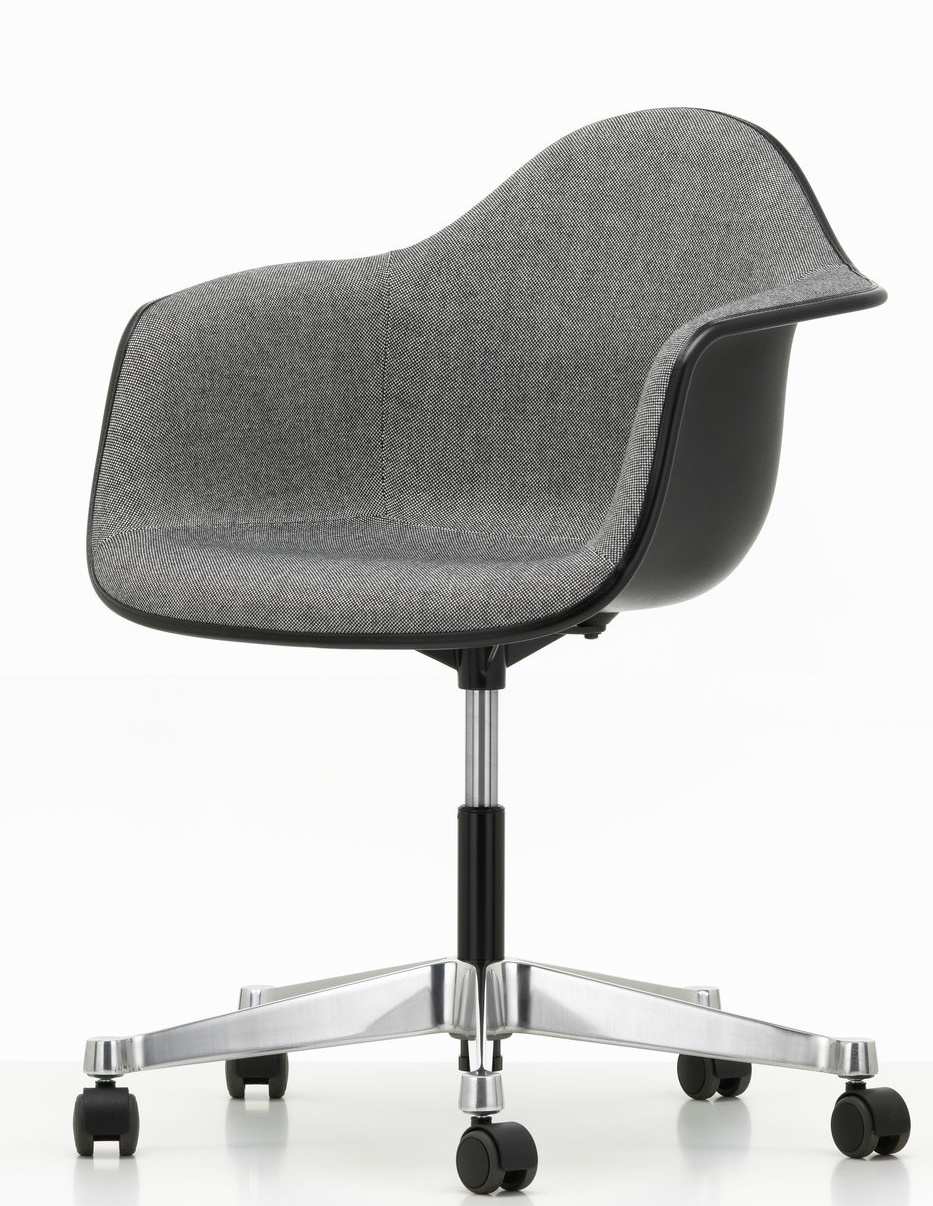 Vitra Eames Plastic Arm Chair PACC, vollgepolstert mit grauem Stoffbezug und Rollenfuß.