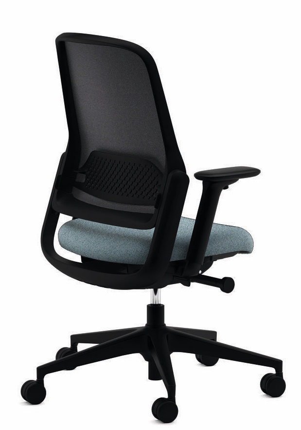 Schwarzer Wilkhahn Drehstuhl 164/7 ME mit atmungsaktiver Netzrückenlehne und hellblauem Sitzpolster, Ansicht von hinten. Ergonomischer Bürostuhl mit Rollen.