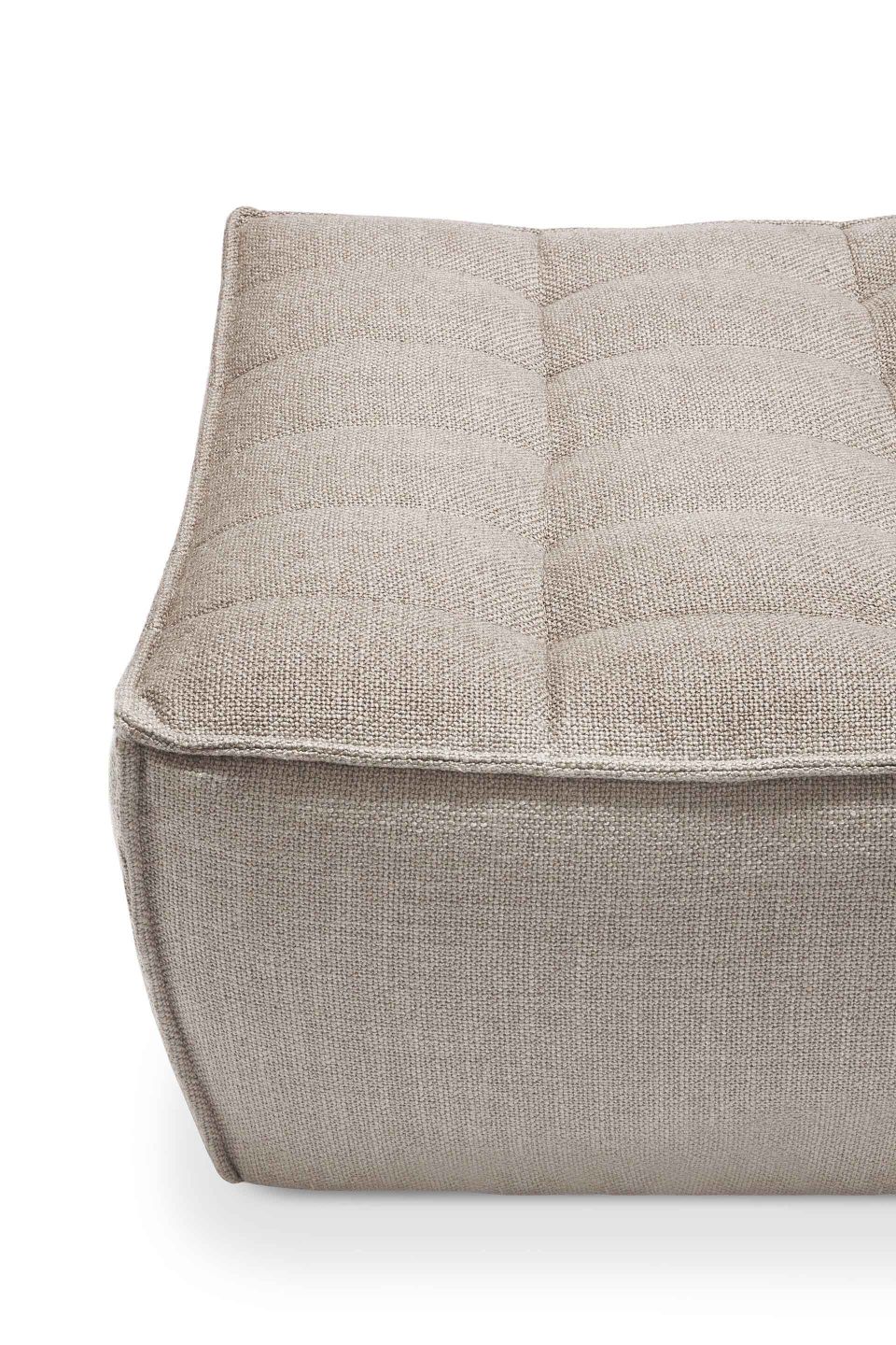 Detailaufnahme des Ethnicraft N701 Polsterhockers: Beige Textur, gesteppte Oberfläche, hochwertiges Design für Wohnzimmer.