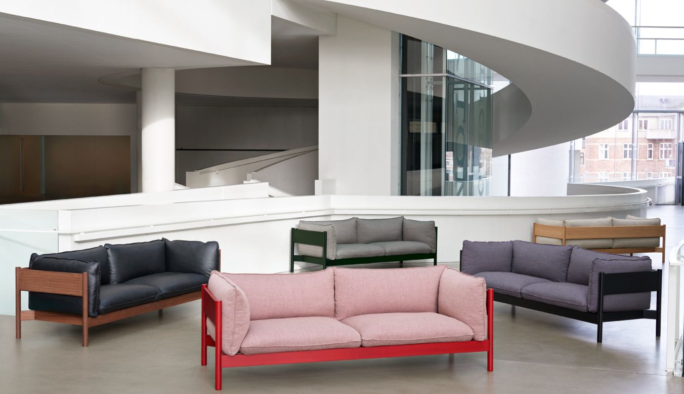 Arbour Sofa von Hay mit Eichengestell und Hallingdal-Polsterung in verschiedenen Farben.