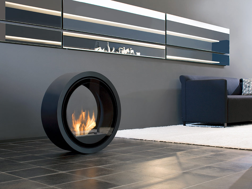 Roll Fire Kamin von Conmoto: Moderner, rollbarer Kamin mit Tenderflame Brenner und Feuer.