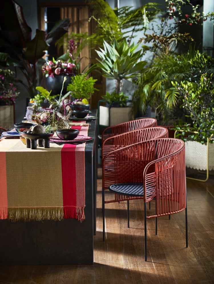 Caribe Chic Sessel: Roter Outdoor Loungesessel mit schwarzem Sitz, ideal für Garten und Terrasse.